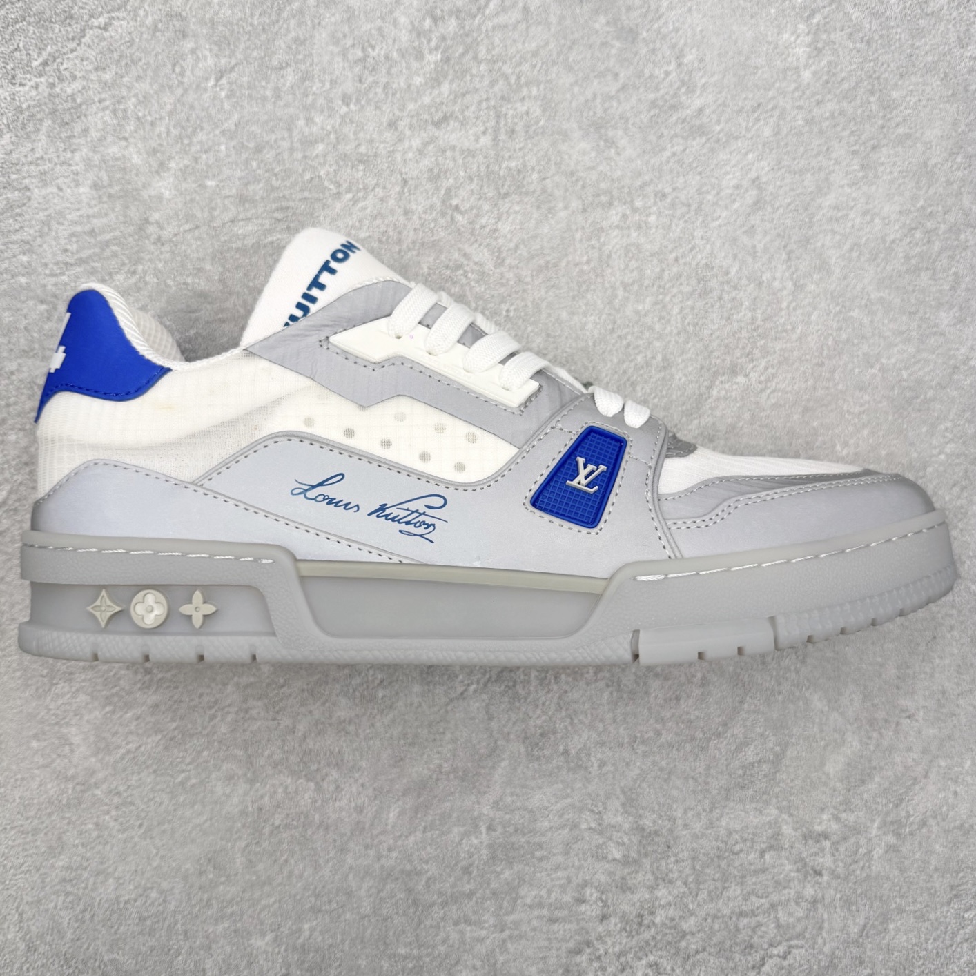 Louis Vuitton Trainer lv时装走秀运动鞋 完美鞋型超高的清洁度 零毛边线头瑕疵 全套原楦原纸版原鞋开模 全网最具灵魂的版型 正确原装黄色鞋盒 正确中底印花 鞋面印花3D高频深度立体 全鞋电脑针车 紧密相连 针距密度一致 环保乳胶注塑鞋垫 厚度脚感还原原版 皮面裁剪部位 统一油边封口工艺 原装橡胶大底含胶量大底组合零偏差 专柜全套包装 防尘袋 说明书 质保卡 男女鞋 尺码：35 36 37 38 39 40 41 42 43 44 45-选品中心