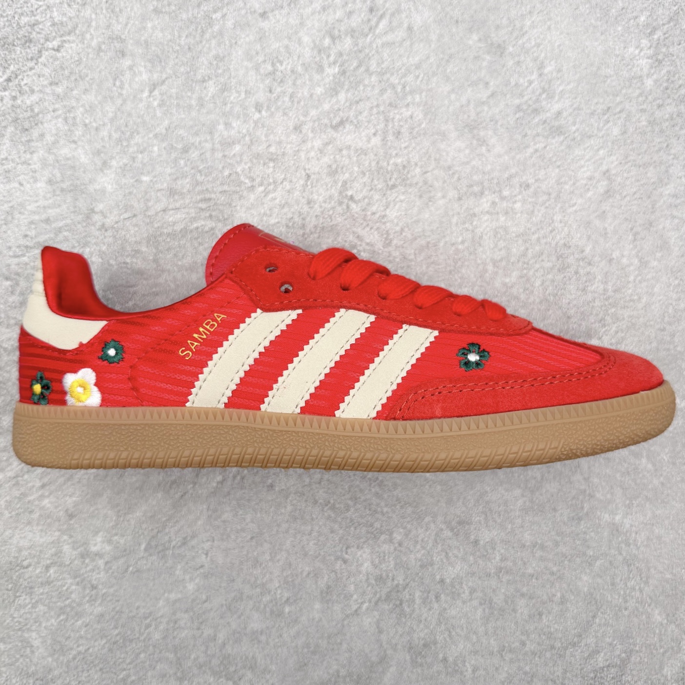 ＃HZ AD Original Samba OG 桑巴复古经典轻便板鞋 IH9056 口碑大厂出品 全网最全AD系列 品控大底版型不断改良更新 全套原纸板楦头开发 确保原汁原味 完美呈现桑巴版型 一比一鞋头弧度高度鞋身弧度 此版本只针对中端市场 皮料材质有所更替 其他数据细节工艺流程均保持一致 绝不口嗨 细节品控鞋型随意对比 正确烫金高频细节 原装纳米超迁皮料 独家私模橡胶大底 原盒原配 这款桑巴鞋展示了高质量的工艺 带有装饰的超锁缝制和无缝的手感 柔软、柔软的皮革造型和标志性的3条纹完成了精致的外观 正规合身鞋带 鞋面上有绒面鞋垫 橡胶鞋底 享受正畸套筒软感 自50年代首次亮相以来就一直在赢得粉丝的青睐 尺码：36 36.5 37.5 38 38.5 39 40 40.5 41 42 42.5 43 44 44.5 45-选品中心