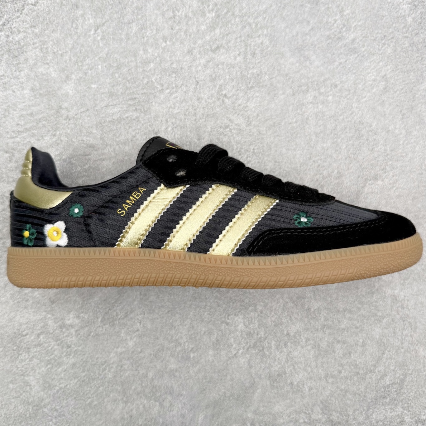＃HZ AD Original Samba OG 桑巴复古经典轻便板鞋 IH1331 口碑大厂出品 全网最全AD系列 品控大底版型不断改良更新 全套原纸板楦头开发 确保原汁原味 完美呈现桑巴版型 一比一鞋头弧度高度鞋身弧度 此版本只针对中端市场 皮料材质有所更替 其他数据细节工艺流程均保持一致 绝不口嗨 细节品控鞋型随意对比 正确烫金高频细节 原装纳米超迁皮料 独家私模橡胶大底 原盒原配 这款桑巴鞋展示了高质量的工艺 带有装饰的超锁缝制和无缝的手感 柔软、柔软的皮革造型和标志性的3条纹完成了精致的外观 正规合身鞋带 鞋面上有绒面鞋垫 橡胶鞋底 享受正畸套筒软感 自50年代首次亮相以来就一直在赢得粉丝的青睐 尺码：36 36.5 37.5 38 38.5 39 40 40.5 41 42 42.5 43 44 44.5 45-选品中心
