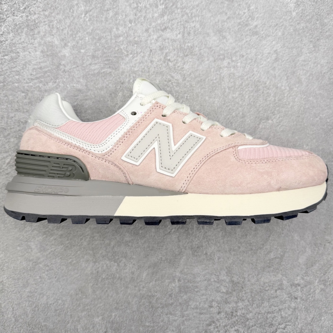 NB新百伦New Balance U574升级版系列低帮复古休闲运动慢跑鞋 新版NB574，妥妥美产既视感有木有。相较传统574，新版鞋跟及鞋面设计自带9系美产既视感！鞋面、内衬质感以及穿着体验更加！鞋型更流畅和饱满,鞋底增添了风格的多样化!底部升级橡胶颗粒大底,更防滑耐磨,上脚后感觉柔软且舒适。尺码：36 36.5 37.5 38 38.5 39.5 40 40.5 41.5 42 42.5 43 44 45-选品中心