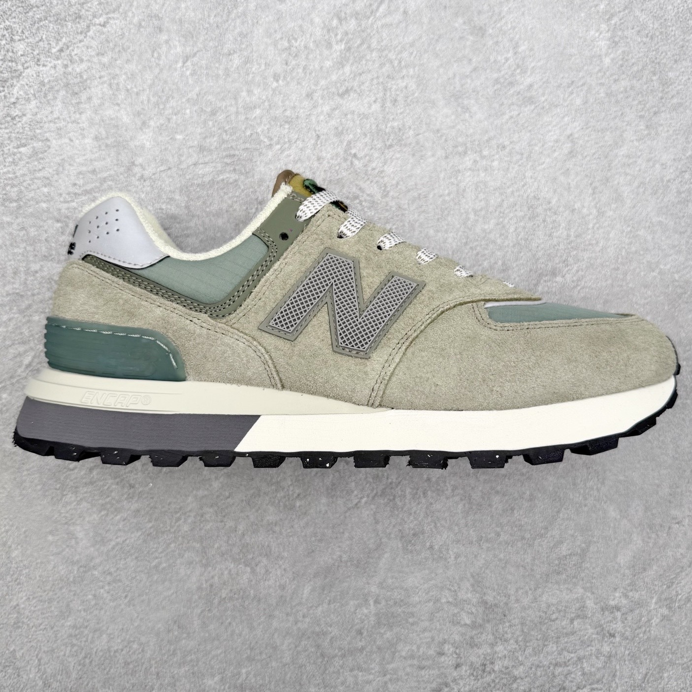 NB新百伦New Balance U574升级版系列低帮复古休闲运动慢跑鞋 新版NB574，妥妥美产既视感有木有。相较传统574，新版鞋跟及鞋面设计自带9系美产既视感！鞋面、内衬质感以及穿着体验更加！鞋型更流畅和饱满,鞋底增添了风格的多样化!底部升级橡胶颗粒大底,更防滑耐磨,上脚后感觉柔软且舒适。尺码：36 36.5 37.5 38 38.5 39.5 40 40.5 41.5 42 42.5 43 44 45-选品中心