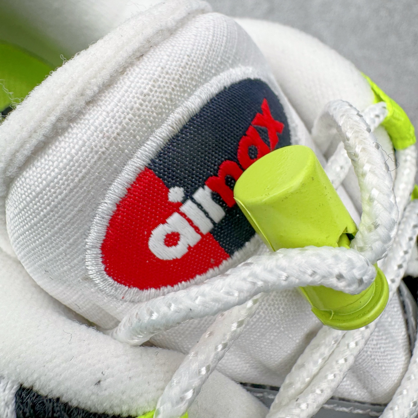 图片[14]-＃GX纯原 UNDEFEATED x NK Air Max 95 SP 纽约限定 联名灰绿 IB4523-004 经典重温 外单专供大厂出品 品质稳定 一百余色 终端操作 鞋款设计灵感源于人体构造 中底设计基于人体的脊柱构造 是整体设计的核心 尼龙孔眼代表了肋骨 而分层式面板和网眼象征着肌肉纤维和肉体组织 Air Max 95采用了两个独立的吹塑成型的Air-Sole单元 并首次在前掌使用可视化气垫设计 Swoosh logo夜当作一个 点符号放在了鞋子的后帮位置 20年的发展让 AIR MAX 95有了不同的故事 20年后再度面向世人的时候 焕然一新的面貌 让人有了另外一种清新脱俗的感觉 尺码：40 40.5 41 42 42.5 43 44 44.5 45 45.5 46 47.5 48.5-选品中心
