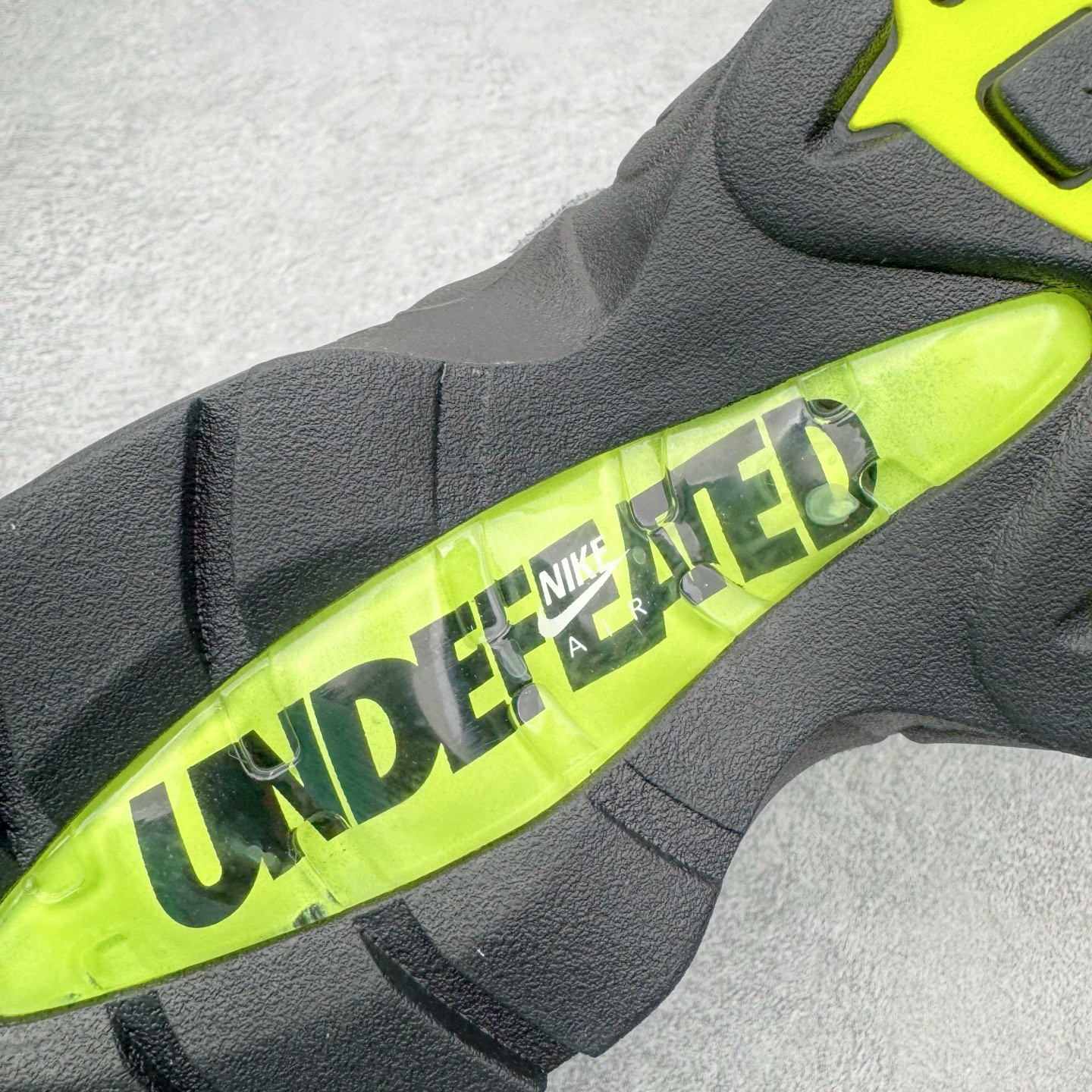 图片[21]-＃GX纯原 UNDEFEATED x NK Air Max 95 SP 纽约限定 联名灰绿 IB4523-004 经典重温 外单专供大厂出品 品质稳定 一百余色 终端操作 鞋款设计灵感源于人体构造 中底设计基于人体的脊柱构造 是整体设计的核心 尼龙孔眼代表了肋骨 而分层式面板和网眼象征着肌肉纤维和肉体组织 Air Max 95采用了两个独立的吹塑成型的Air-Sole单元 并首次在前掌使用可视化气垫设计 Swoosh logo夜当作一个 点符号放在了鞋子的后帮位置 20年的发展让 AIR MAX 95有了不同的故事 20年后再度面向世人的时候 焕然一新的面貌 让人有了另外一种清新脱俗的感觉 尺码：40 40.5 41 42 42.5 43 44 44.5 45 45.5 46 47.5 48.5-选品中心