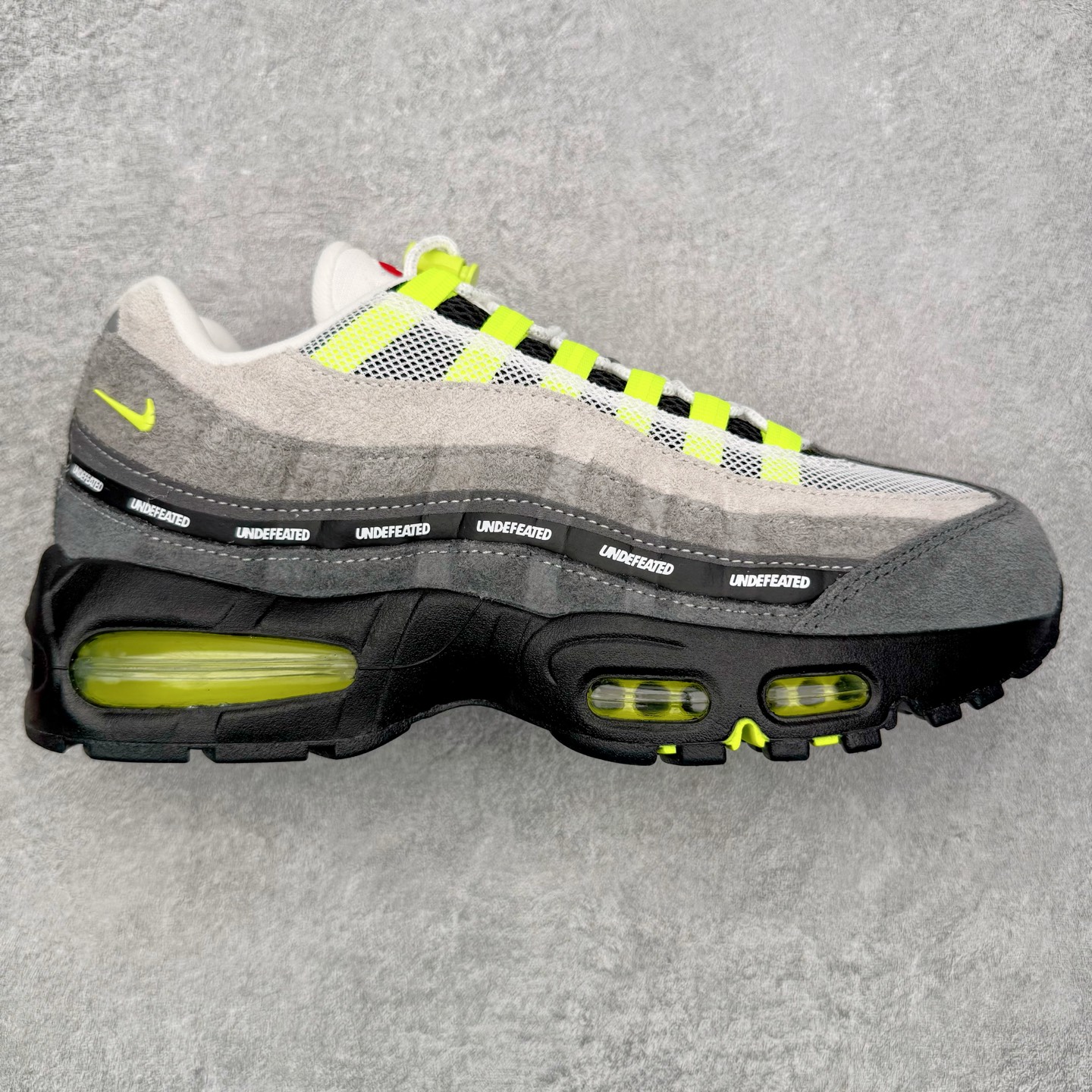 ＃GX纯原 UNDEFEATED x NK Air Max 95 SP 纽约限定 联名灰绿 IB4523-004 经典重温 外单专供大厂出品 品质稳定 一百余色 终端操作 鞋款设计灵感源于人体构造 中底设计基于人体的脊柱构造 是整体设计的核心 尼龙孔眼代表了肋骨 而分层式面板和网眼象征着肌肉纤维和肉体组织 Air Max 95采用了两个独立的吹塑成型的Air-Sole单元 并首次在前掌使用可视化气垫设计 Swoosh logo夜当作一个 点符号放在了鞋子的后帮位置 20年的发展让 AIR MAX 95有了不同的故事 20年后再度面向世人的时候 焕然一新的面貌 让人有了另外一种清新脱俗的感觉 尺码：40 40.5 41 42 42.5 43 44 44.5 45 45.5 46 47.5 48.5-选品中心