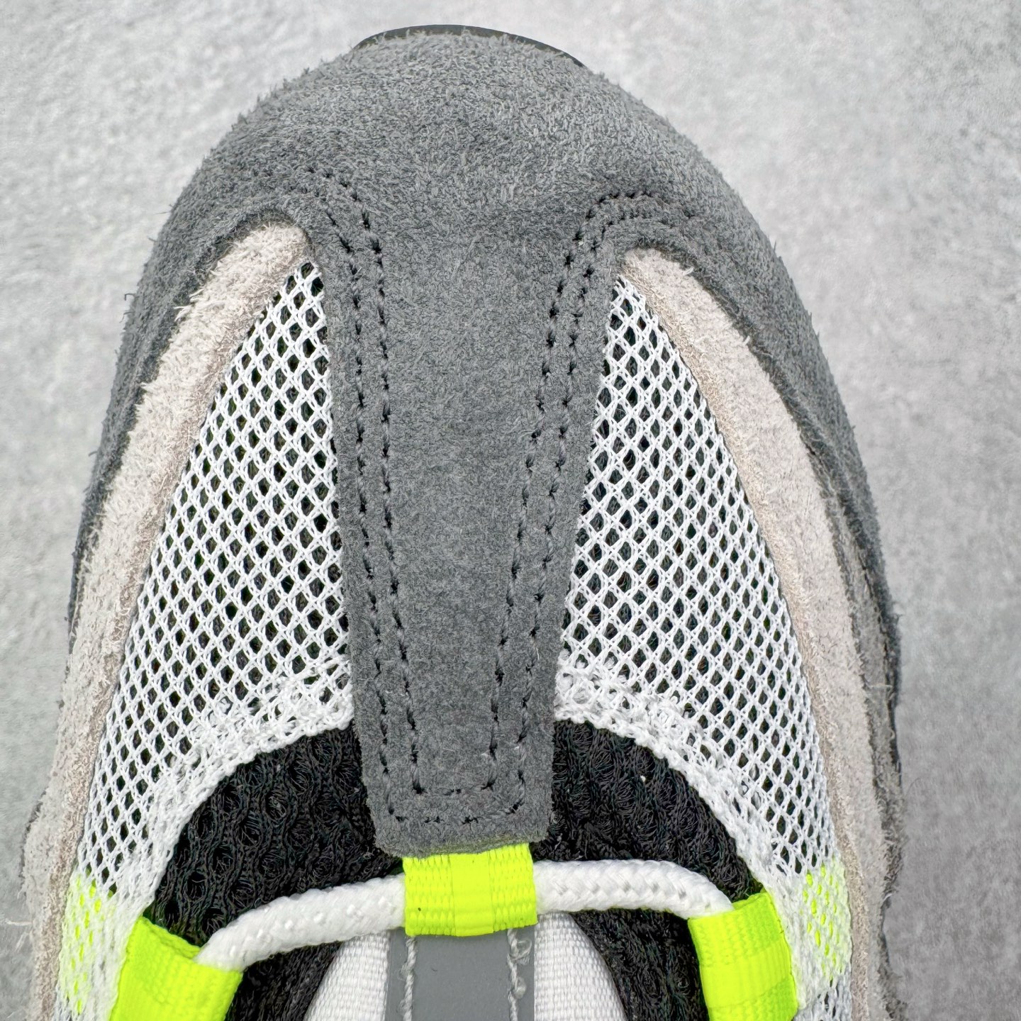 图片[17]-＃GX纯原 UNDEFEATED x NK Air Max 95 SP 纽约限定 联名灰绿 IB4523-004 经典重温 外单专供大厂出品 品质稳定 一百余色 终端操作 鞋款设计灵感源于人体构造 中底设计基于人体的脊柱构造 是整体设计的核心 尼龙孔眼代表了肋骨 而分层式面板和网眼象征着肌肉纤维和肉体组织 Air Max 95采用了两个独立的吹塑成型的Air-Sole单元 并首次在前掌使用可视化气垫设计 Swoosh logo夜当作一个 点符号放在了鞋子的后帮位置 20年的发展让 AIR MAX 95有了不同的故事 20年后再度面向世人的时候 焕然一新的面貌 让人有了另外一种清新脱俗的感觉 尺码：40 40.5 41 42 42.5 43 44 44.5 45 45.5 46 47.5 48.5-选品中心