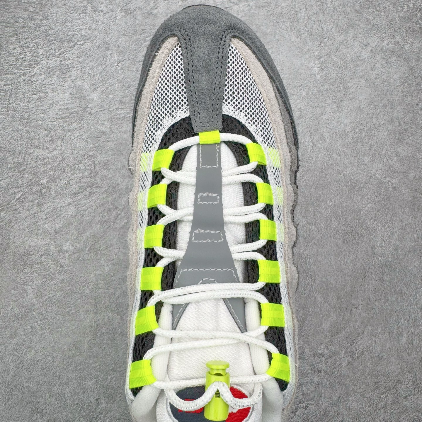 图片[4]-＃GX纯原 UNDEFEATED x NK Air Max 95 SP 纽约限定 联名灰绿 IB4523-004 经典重温 外单专供大厂出品 品质稳定 一百余色 终端操作 鞋款设计灵感源于人体构造 中底设计基于人体的脊柱构造 是整体设计的核心 尼龙孔眼代表了肋骨 而分层式面板和网眼象征着肌肉纤维和肉体组织 Air Max 95采用了两个独立的吹塑成型的Air-Sole单元 并首次在前掌使用可视化气垫设计 Swoosh logo夜当作一个 点符号放在了鞋子的后帮位置 20年的发展让 AIR MAX 95有了不同的故事 20年后再度面向世人的时候 焕然一新的面貌 让人有了另外一种清新脱俗的感觉 尺码：40 40.5 41 42 42.5 43 44 44.5 45 45.5 46 47.5 48.5-选品中心