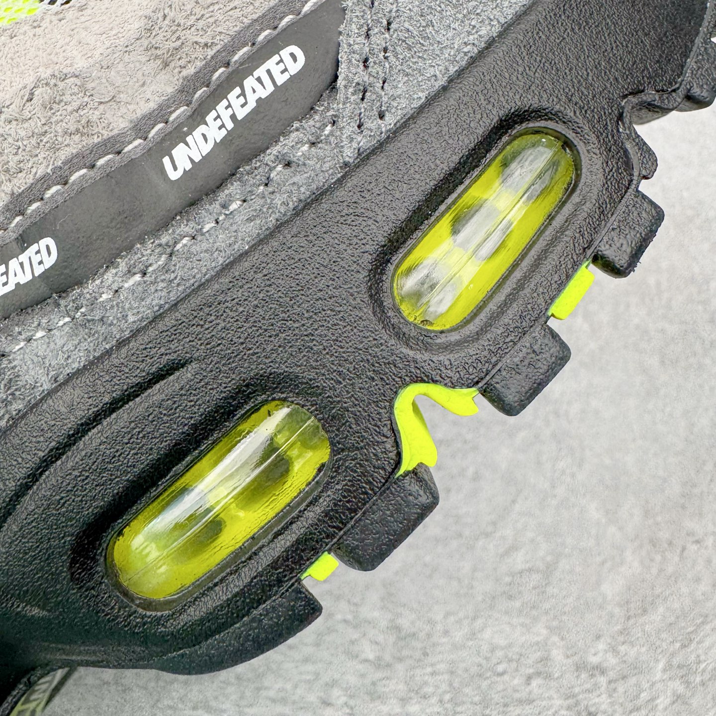 图片[16]-＃GX纯原 UNDEFEATED x NK Air Max 95 SP 纽约限定 联名灰绿 IB4523-004 经典重温 外单专供大厂出品 品质稳定 一百余色 终端操作 鞋款设计灵感源于人体构造 中底设计基于人体的脊柱构造 是整体设计的核心 尼龙孔眼代表了肋骨 而分层式面板和网眼象征着肌肉纤维和肉体组织 Air Max 95采用了两个独立的吹塑成型的Air-Sole单元 并首次在前掌使用可视化气垫设计 Swoosh logo夜当作一个 点符号放在了鞋子的后帮位置 20年的发展让 AIR MAX 95有了不同的故事 20年后再度面向世人的时候 焕然一新的面貌 让人有了另外一种清新脱俗的感觉 尺码：40 40.5 41 42 42.5 43 44 44.5 45 45.5 46 47.5 48.5-选品中心