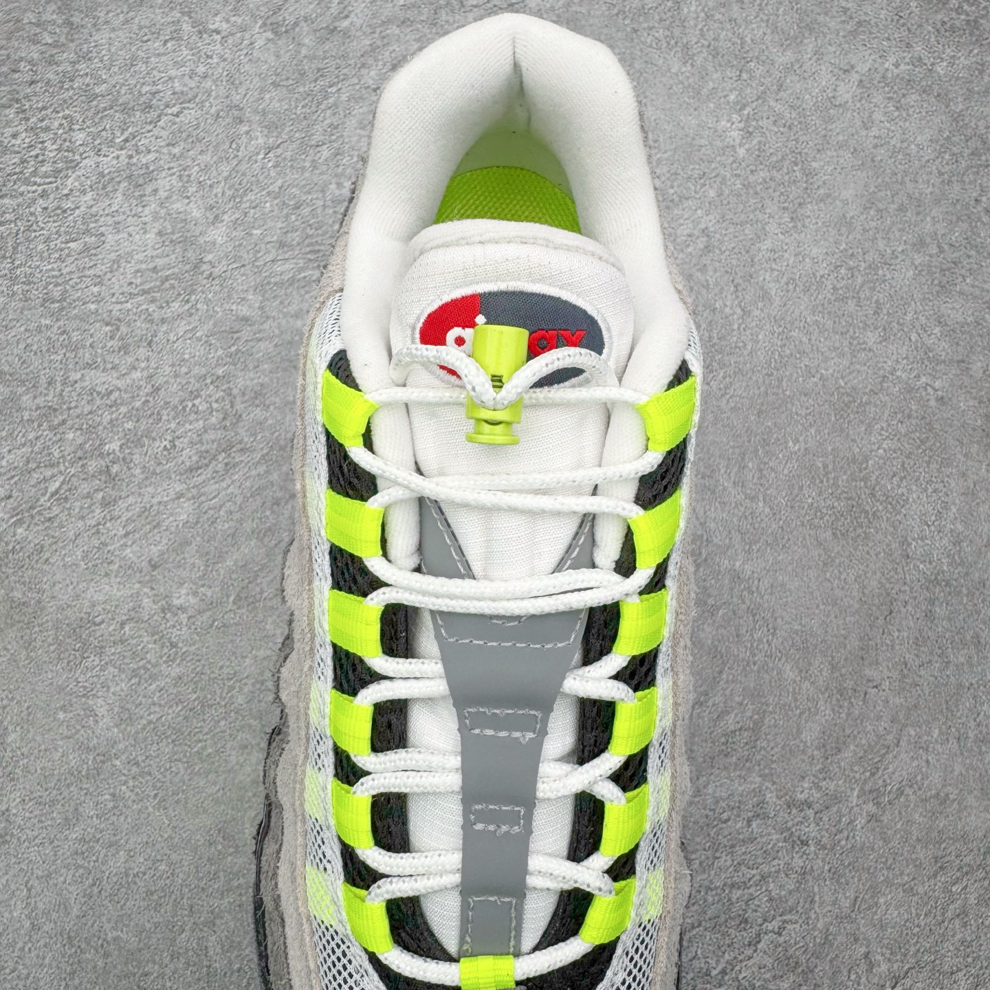 图片[5]-＃GX纯原 UNDEFEATED x NK Air Max 95 SP 纽约限定 联名灰绿 IB4523-004 经典重温 外单专供大厂出品 品质稳定 一百余色 终端操作 鞋款设计灵感源于人体构造 中底设计基于人体的脊柱构造 是整体设计的核心 尼龙孔眼代表了肋骨 而分层式面板和网眼象征着肌肉纤维和肉体组织 Air Max 95采用了两个独立的吹塑成型的Air-Sole单元 并首次在前掌使用可视化气垫设计 Swoosh logo夜当作一个 点符号放在了鞋子的后帮位置 20年的发展让 AIR MAX 95有了不同的故事 20年后再度面向世人的时候 焕然一新的面貌 让人有了另外一种清新脱俗的感觉 尺码：40 40.5 41 42 42.5 43 44 44.5 45 45.5 46 47.5 48.5-选品中心