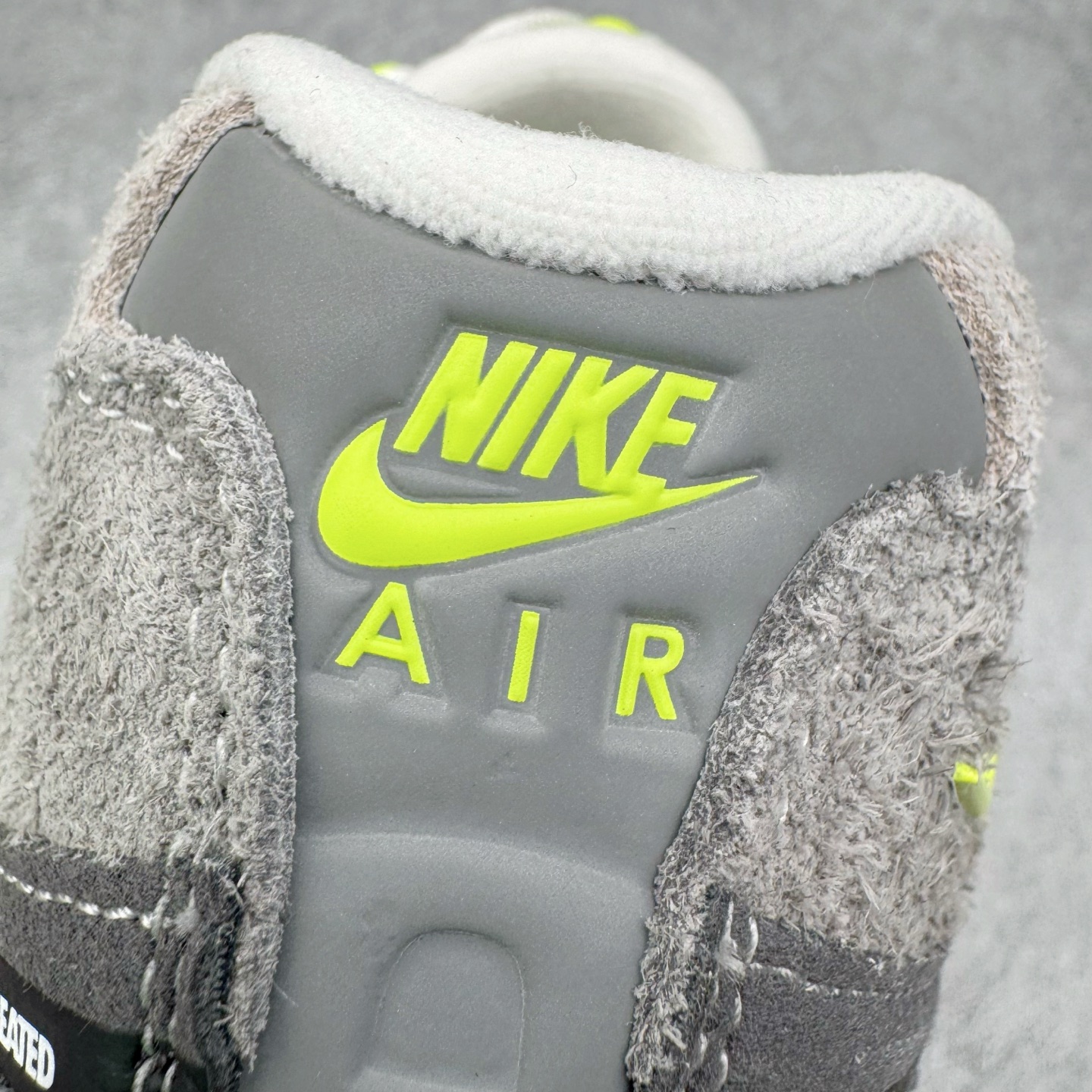 图片[15]-＃GX纯原 UNDEFEATED x NK Air Max 95 SP 纽约限定 联名灰绿 IB4523-004 经典重温 外单专供大厂出品 品质稳定 一百余色 终端操作 鞋款设计灵感源于人体构造 中底设计基于人体的脊柱构造 是整体设计的核心 尼龙孔眼代表了肋骨 而分层式面板和网眼象征着肌肉纤维和肉体组织 Air Max 95采用了两个独立的吹塑成型的Air-Sole单元 并首次在前掌使用可视化气垫设计 Swoosh logo夜当作一个 点符号放在了鞋子的后帮位置 20年的发展让 AIR MAX 95有了不同的故事 20年后再度面向世人的时候 焕然一新的面貌 让人有了另外一种清新脱俗的感觉 尺码：40 40.5 41 42 42.5 43 44 44.5 45 45.5 46 47.5 48.5-选品中心