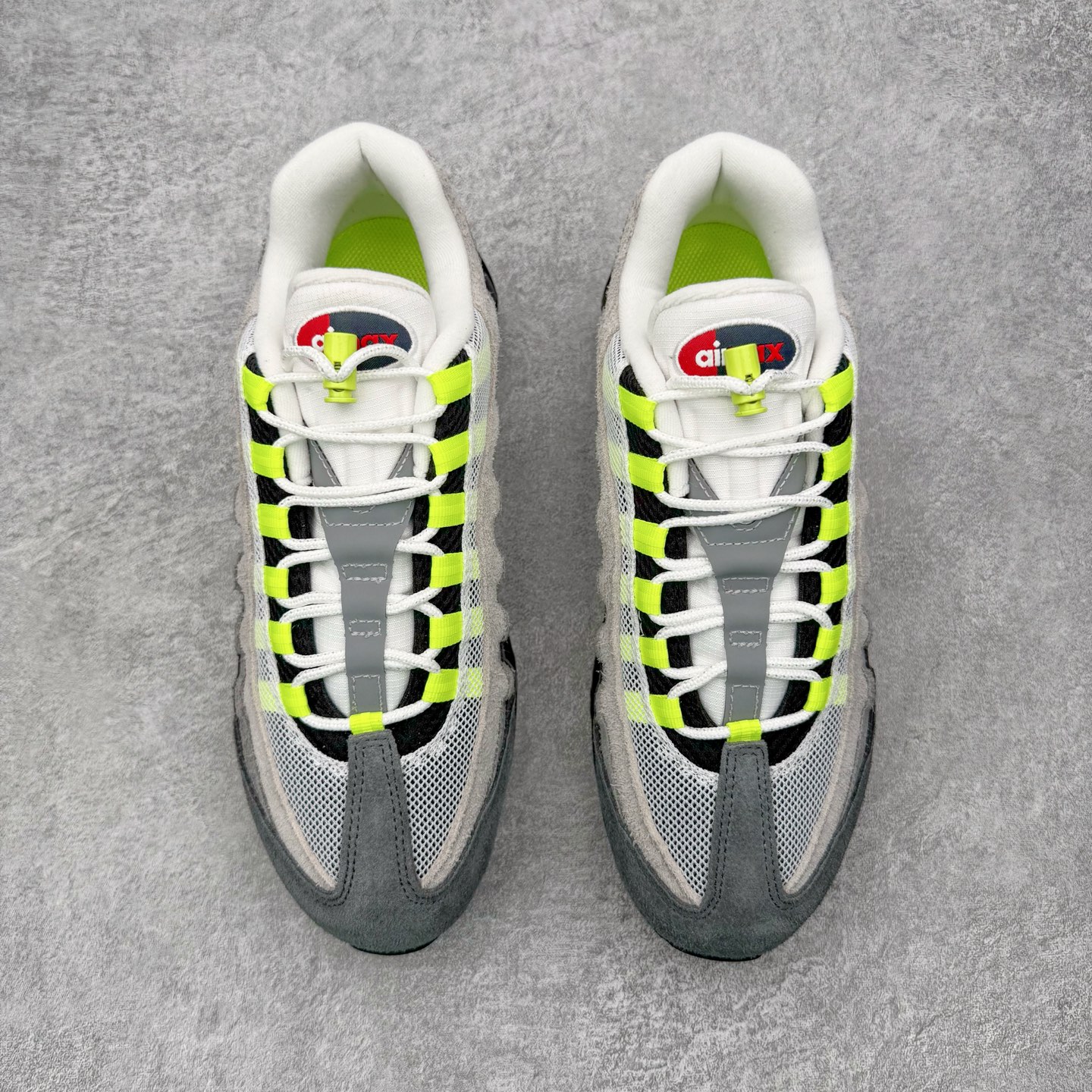 图片[2]-＃GX纯原 UNDEFEATED x NK Air Max 95 SP 纽约限定 联名灰绿 IB4523-004 经典重温 外单专供大厂出品 品质稳定 一百余色 终端操作 鞋款设计灵感源于人体构造 中底设计基于人体的脊柱构造 是整体设计的核心 尼龙孔眼代表了肋骨 而分层式面板和网眼象征着肌肉纤维和肉体组织 Air Max 95采用了两个独立的吹塑成型的Air-Sole单元 并首次在前掌使用可视化气垫设计 Swoosh logo夜当作一个 点符号放在了鞋子的后帮位置 20年的发展让 AIR MAX 95有了不同的故事 20年后再度面向世人的时候 焕然一新的面貌 让人有了另外一种清新脱俗的感觉 尺码：40 40.5 41 42 42.5 43 44 44.5 45 45.5 46 47.5 48.5-选品中心