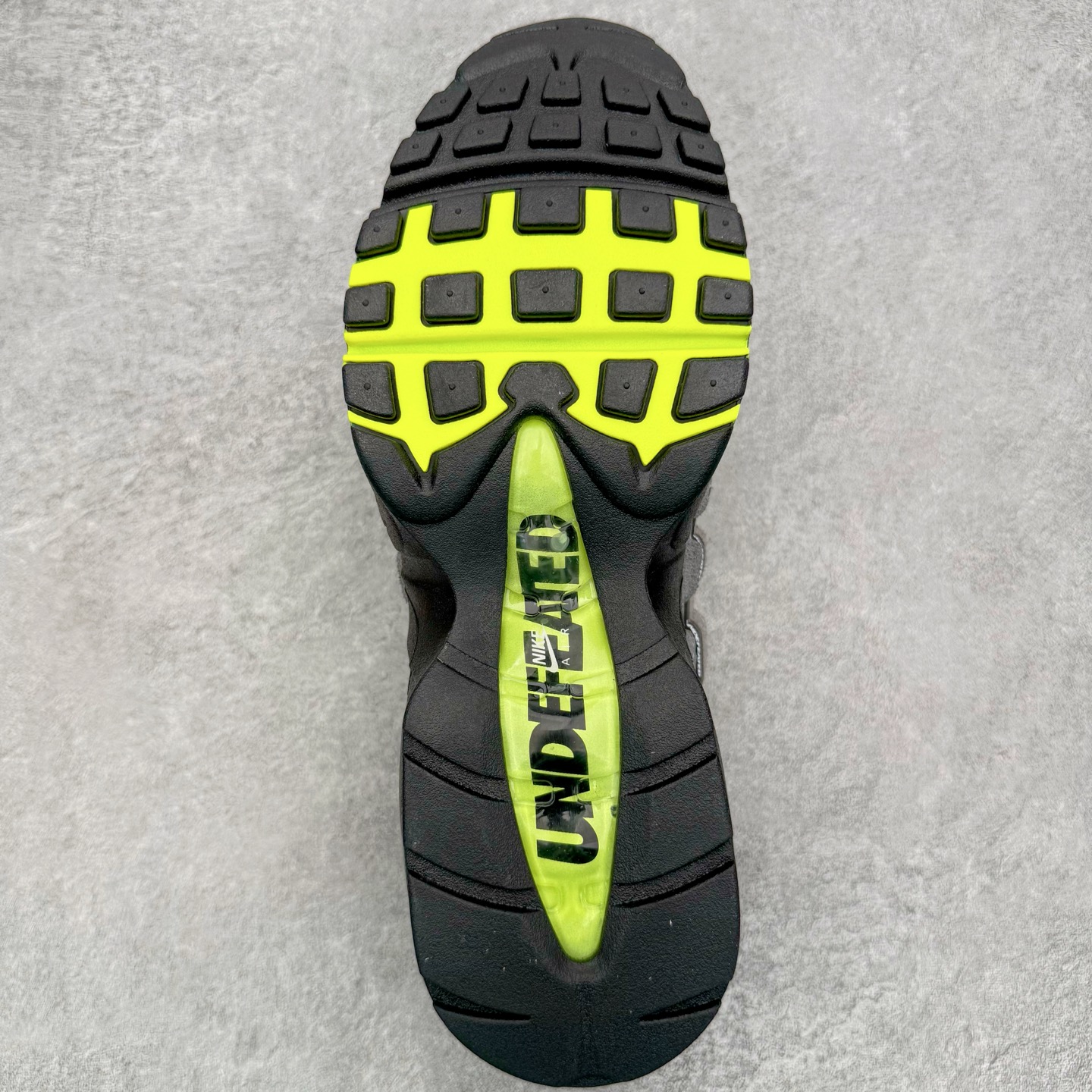 图片[9]-＃GX纯原 UNDEFEATED x NK Air Max 95 SP 纽约限定 联名灰绿 IB4523-004 经典重温 外单专供大厂出品 品质稳定 一百余色 终端操作 鞋款设计灵感源于人体构造 中底设计基于人体的脊柱构造 是整体设计的核心 尼龙孔眼代表了肋骨 而分层式面板和网眼象征着肌肉纤维和肉体组织 Air Max 95采用了两个独立的吹塑成型的Air-Sole单元 并首次在前掌使用可视化气垫设计 Swoosh logo夜当作一个 点符号放在了鞋子的后帮位置 20年的发展让 AIR MAX 95有了不同的故事 20年后再度面向世人的时候 焕然一新的面貌 让人有了另外一种清新脱俗的感觉 尺码：40 40.5 41 42 42.5 43 44 44.5 45 45.5 46 47.5 48.5-选品中心