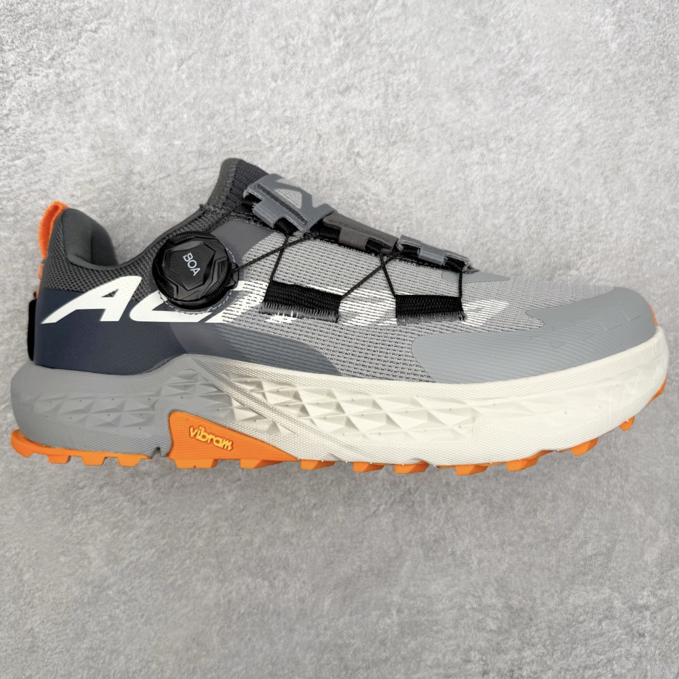 ＃XZ纯原 Altra TIMP 5 BOA 舒适百搭平衡 低帮 越野跑步鞋 2009年，长跑精英运动员Golden Harper在美国犹他州创立了“Altra Footwear”，跑鞋特点是采用舒适的FootShape™M（很适鞋楦）设计和独特的BalancedCushioning™（平衡缓冲）技术，帮助遭受伤病困扰的跑者回归跑步，从而迅速积累起良好的口碑。2011年品牌迅速发展，屡获大奖。2015年开始不仅占据全美跑鞋前十，足迹更是遍布全球。2016年Altra正式进入中国市场，凭借独特的品牌风格以及出色的性能表现，三年来获得越来越多普通跑者的喜爱。销售业绩增长迅速，成为中国越野跑市场占有量前三的跑鞋品牌。实拍调校N版已经零色差零失真 百分百还原实物色彩所见即所得 不存在货不对板色差等低级问题 选购参考实物拍摄 不混卖不参货 只用心做好货严格选品 承诺混一赔十 尺码：39 40 40.5 41 42 42.5 43 44 44.5 45 46-选品中心