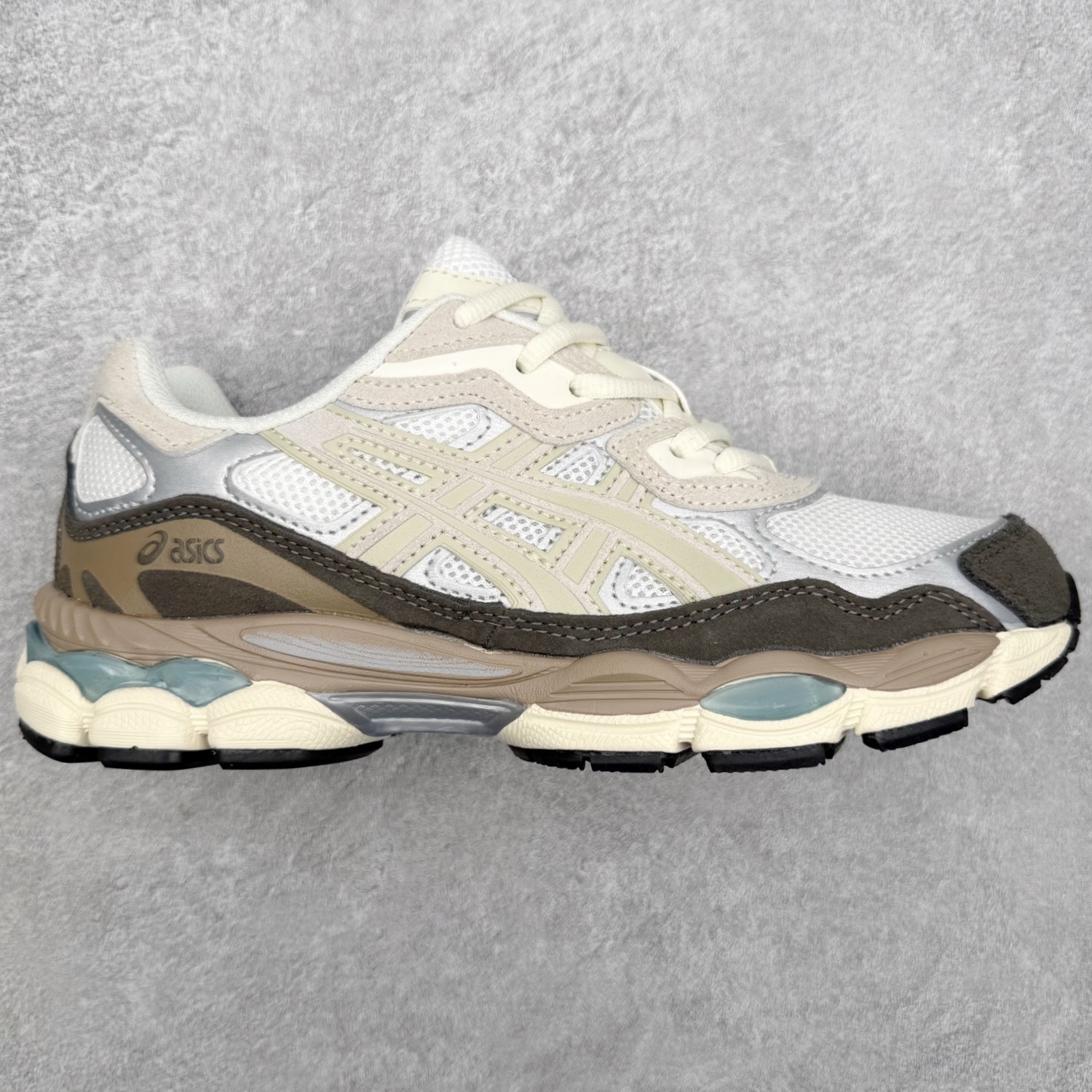 Asics GEL-NYC 亚瑟士防滑耐磨透气低帮运动休闲鞋 GEL-NYC™ 运动鞋的灵感源自传统和现代高性能跑步风格 其鞋面结构参考了 2000 年代初的 GEL-NIMBUS™ 3 鞋 并将其与 MC-PLUS V 设计中的各种装饰融为一体 该工装通过使用 GEL-CUMULUS® 16 鞋的工装系统来对比鞋面的复古风格 通过轻质泡沫和 GEL® 技术嵌入物的结合 这种中底结构有助于创造先进的脚底舒适度 尺码：36 37 37.5 38 39 40.5 41.5 42 42.5 43.5 44 45-选品中心