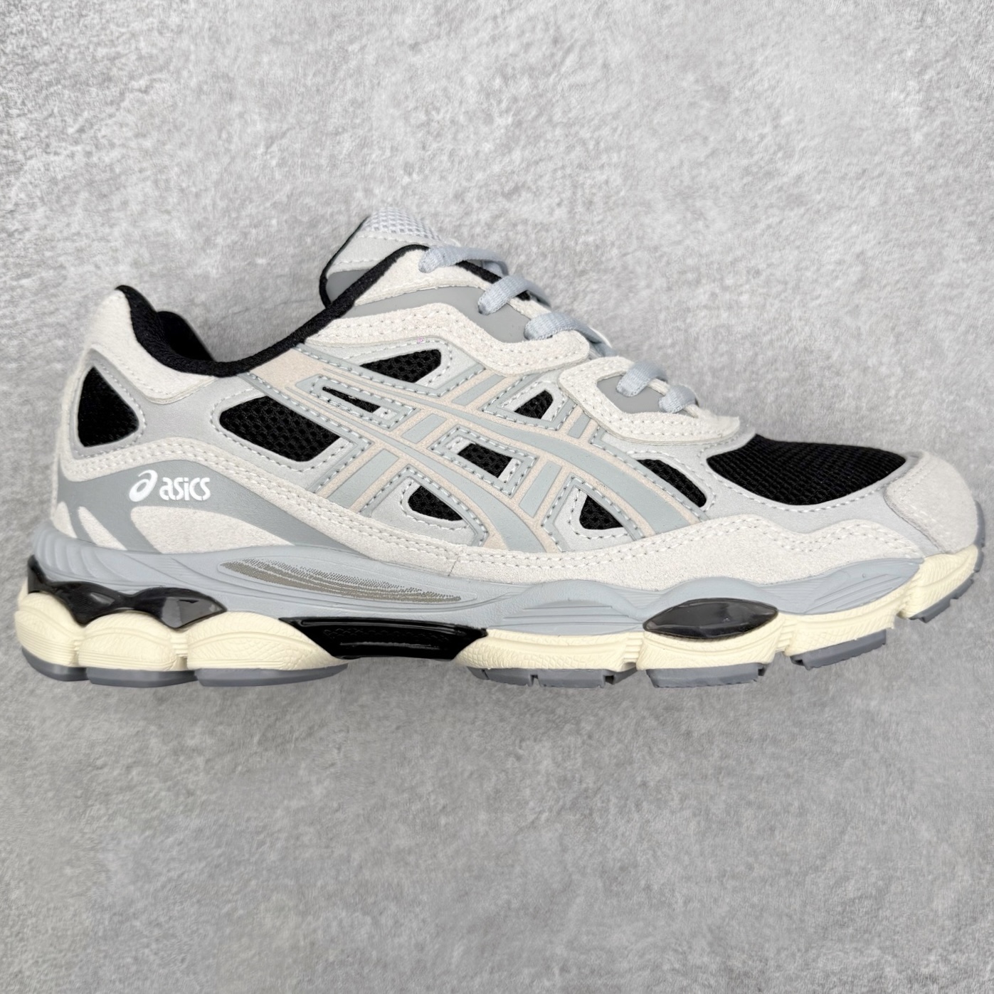 Asics GEL-NYC 亚瑟士防滑耐磨透气低帮运动休闲鞋 GEL-NYC™ 运动鞋的灵感源自传统和现代高性能跑步风格 其鞋面结构参考了 2000 年代初的 GEL-NIMBUS™ 3 鞋 并将其与 MC-PLUS V 设计中的各种装饰融为一体 该工装通过使用 GEL-CUMULUS® 16 鞋的工装系统来对比鞋面的复古风格 通过轻质泡沫和 GEL® 技术嵌入物的结合 这种中底结构有助于创造先进的脚底舒适度 尺码：36 37 37.5 38 39 40.5 41.5 42 42.5 43.5 44 45-选品中心