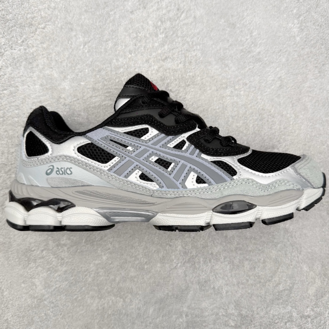 Asics GEL-NYC 亚瑟士防滑耐磨透气低帮运动休闲鞋 GEL-NYC™ 运动鞋的灵感源自传统和现代高性能跑步风格 其鞋面结构参考了 2000 年代初的 GEL-NIMBUS™ 3 鞋 并将其与 MC-PLUS V 设计中的各种装饰融为一体 该工装通过使用 GEL-CUMULUS® 16 鞋的工装系统来对比鞋面的复古风格 通过轻质泡沫和 GEL® 技术嵌入物的结合 这种中底结构有助于创造先进的脚底舒适度 尺码：36 37 37.5 38 39 40.5 41.5 42 42.5 43.5 44 45-选品中心