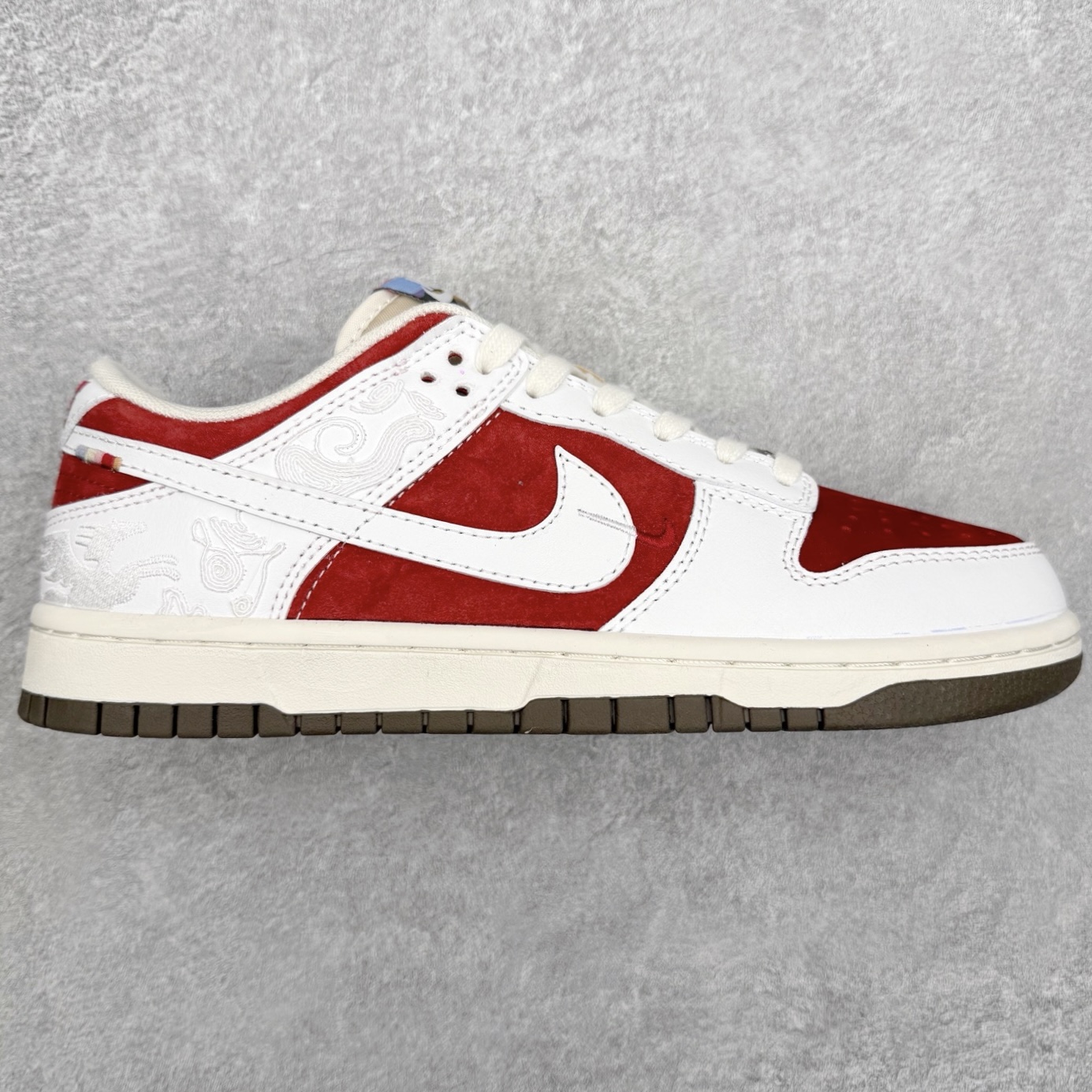 ＃F版 NK Dunk SB Low 时尚舒适 防滑耐磨低帮板鞋 IQ1888-200 实力大厂出品 新配色陆续开发 利润个位数只为口碑 全套原纸板楦头开发 确保原汁原味 完美呈现DUNK版型 一比一鞋头弧度高度鞋身弧度 此版本只针对中端市场 皮料材质有所更替 其他数据细节工艺流程均保持一致 绝不口嗨 细节品控鞋型随意对比 独家私模官方第六代原厂航空铝磨具打磨大底 鞋头坡度极致还原 无解鞋型 原盒原配 圈内天花板工艺 原厂玻璃冲刀 超高清洁度 全鞋零毛边皮料切割 原厂中底布点胶 中底布拉帮走线遵循公司 尺码：36 36.5 37.5 38 38.5 39 40 40.5 41 42 42.5 43 44 44.5 45 46-选品中心