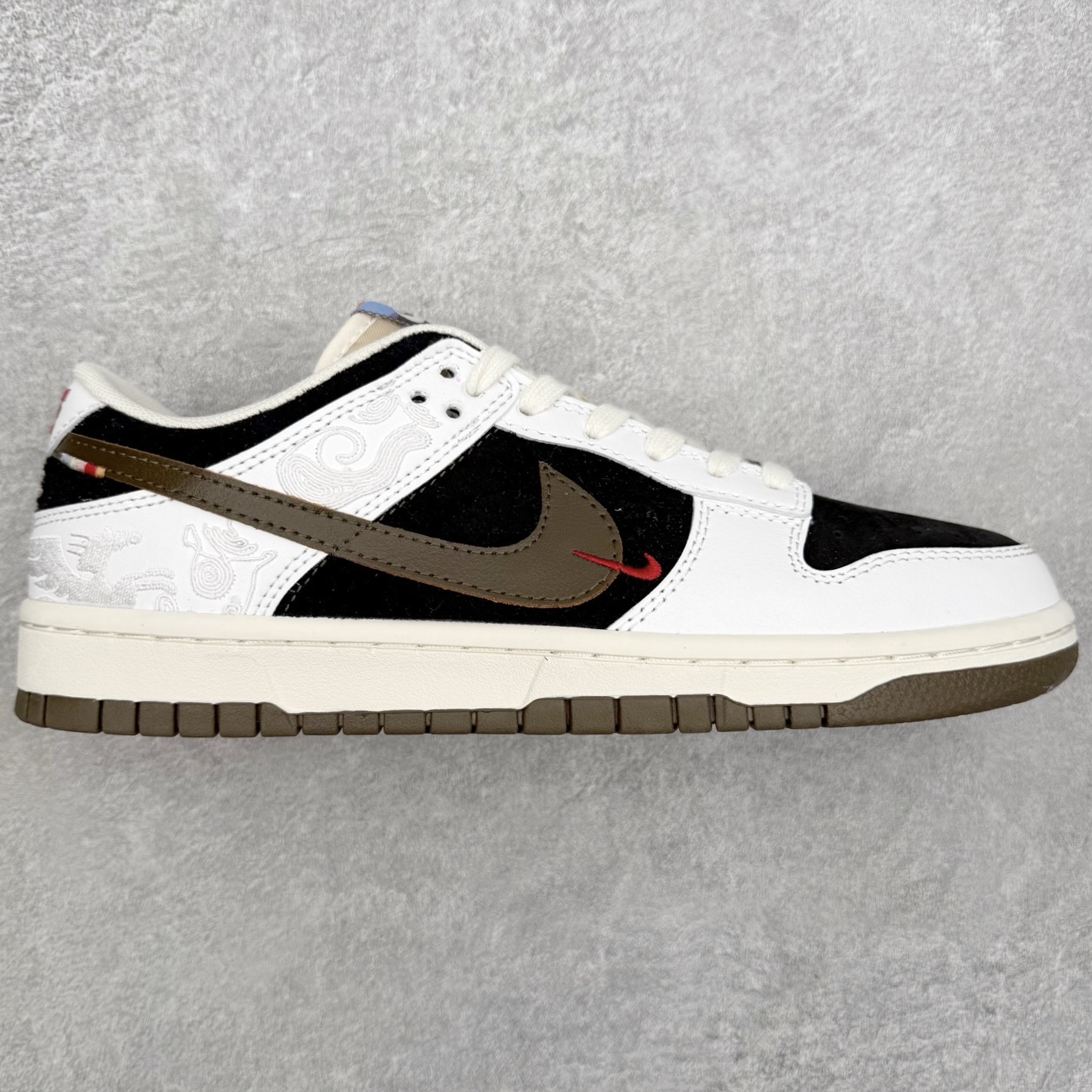 ＃F版 NK Dunk SB Low 时尚舒适 防滑耐磨低帮板鞋 IQ1888-200 实力大厂出品 新配色陆续开发 利润个位数只为口碑 全套原纸板楦头开发 确保原汁原味 完美呈现DUNK版型 一比一鞋头弧度高度鞋身弧度 此版本只针对中端市场 皮料材质有所更替 其他数据细节工艺流程均保持一致 绝不口嗨 细节品控鞋型随意对比 独家私模官方第六代原厂航空铝磨具打磨大底 鞋头坡度极致还原 无解鞋型 原盒原配 圈内天花板工艺 原厂玻璃冲刀 超高清洁度 全鞋零毛边皮料切割 原厂中底布点胶 中底布拉帮走线遵循公司 尺码：36 36.5 37.5 38 38.5 39 40 40.5 41 42 42.5 43 44 44.5 45 46-选品中心
