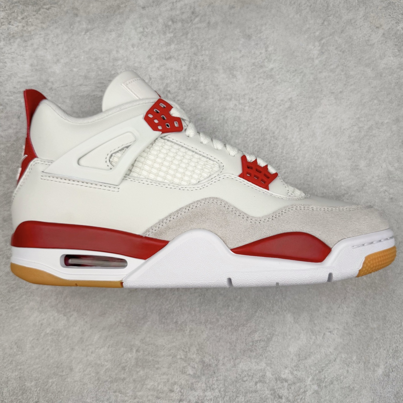 ＃KZ神版福利回馈 Air Jordan AJ4 Retro 独家外贸特供尺码含 45.5 49.5 50.5 国内外口碑最好最推荐的产品 市场中端王者 亲自操刀耗时半年巨作 全套原纸板楦头开发 确保原汁原味 完美呈现四代版型 一比一鞋头弧度高度鞋身弧度 此版本只针对中端市场 皮料材质有所更替 其他数据细节工艺流程均保持一致 绝不口嗨 细节品控鞋型随意秒杀市面3XX 4XX 原厂TPU网格鞋带扣 正确内里网布 菱角分明不变形无多余毛边 柔软性质感一致于原鞋 市场唯一原厂鞋扣模具 背面可见隐藏注塑口 原厂织唛标 原厂飞人电绣工艺 尾指中部跳三针 独家绑鞋带手法 印刷中底布 四线拉帮 米色美纹纸贴合固定 进口港宝加持 后跟自然饱满 全鞋荧光划线卡点 追求极致完美 每一双都是工艺品 多重QC质检 超越公司货的品控标准 实实在在的免检产品 尺码：40 40.5 41 42 42.5 43 44 44.5 45 45.5 46 47.5 48.5 49.5 50.5-选品中心