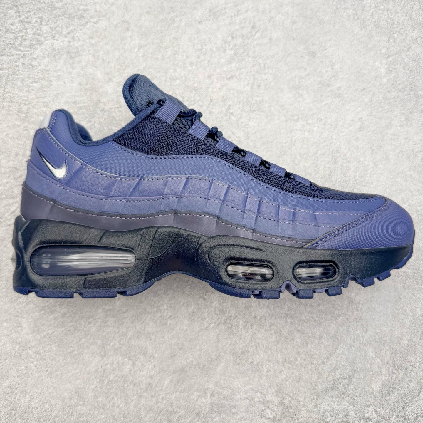 图片[8]-＃KZ神版 NK Air Max 95 OG 舒适百搭耐磨低帮气垫休闲跑步鞋 亲自操刀耗时半年开发 重金购买全套印尼原厂纸板楦头开发 2025官方主推系列 致敬诞生30周年的传奇鞋型 Air Max 95 系列再度重磅复刻归来 以全新配色续写光辉历史 更以现代手法重塑经典 将复古风格与前沿科技完美融合 一比一鞋头弧度高度鞋身弧度 东莞原厂模具大底 一码一模 原厂高韧性Tpu 独家供应45.5 48.5 原厂特供同批次皮料与Zp零色差 原厂特供内外标均可过绿X扫描认证 独家原装Big Bubble气垫 气垫体积更大 提供更强的缓震性能和回弹性 进口玻璃冲刀皮料裁剪零毛边 电脑针车工艺 鞋面不留荧光细节 平台可冲 超高鞋面清洁度 最高QC检验标准 控制溢胶瑕疵 每一双都是工艺品 实拍调校N版已经零色差零失真 百分百还原实物色彩所见即所得 不存在货不对板色差等低级问题 选购参考实物拍摄 不混卖不参货 只用心做好货严格选品 承诺混一赔十 尺码：40 40.5 41 42 42.5 43 44 44.5 45 45.5 46 47.5 48.5-选品中心