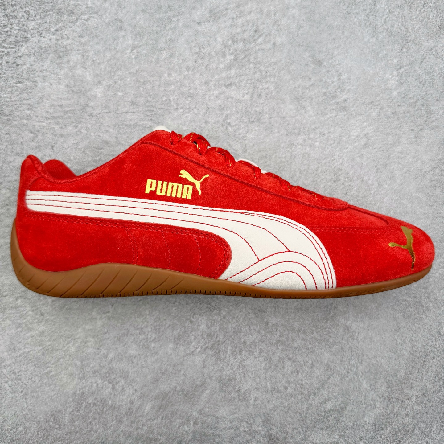 图片[3]-＃KZ纯原 PUMA Speedca OG 彪马极速赛车系列低帮德训风拼接复古百搭休闲运动赛车鞋 口碑大厂出品 品控大底版型不断改良更新 全套原纸板楦头开发 确保原汁原味 完美呈现版型 一比一鞋头弧度高度鞋身弧度 独家私模原厂航空铝磨具打磨大底 鞋头坡度极致还原 无解鞋型 原盒原配 圈内天花板工艺 原厂玻璃冲刀 超高清洁度 全鞋零毛边皮料切割 原厂中底布 鞋款从80、90年代赛车手所穿的防火赛车鞋为原型，鞋身线条模仿了赛车的流线廓形，体现了空气动力学原理的结构。简约流畅的外观，恰好又和贯穿其中的Formstrip Logo融合恰到好处，视觉上细节丰富且协调。本次Speedcat OG鞋款归来，最大看点自然式保留了窄版鞋型以及薄底构造。这两年各品牌鞋底越做越厚，Speedcat反其道而行之，上脚几乎无鞋底的效果带来耳目一新的视觉体验。鞋面依旧是以质感细腻的麂皮材质打造，并且大面积近乎全包裹的使用，复古味道也愈发浓烈。配色上更是将最原始的黑色和红色带回，向F1赛车队的标志性队服致敬。相信让各位一眼种草的更多是出挑的大红色，上脚即可瞬间点亮整体造型，在以球鞋为核心的OOTD中脱颖而出。而另一款黑色则是低调的万金油，彰显新潮个性的同时又不喧宾夺主，也是热爱简约系穿搭朋友的首选。 尺码：35.5 36 37 37.5 38 38.5 39 40 40.5 41 42 42.5 43 44 44.5 45 46-选品中心