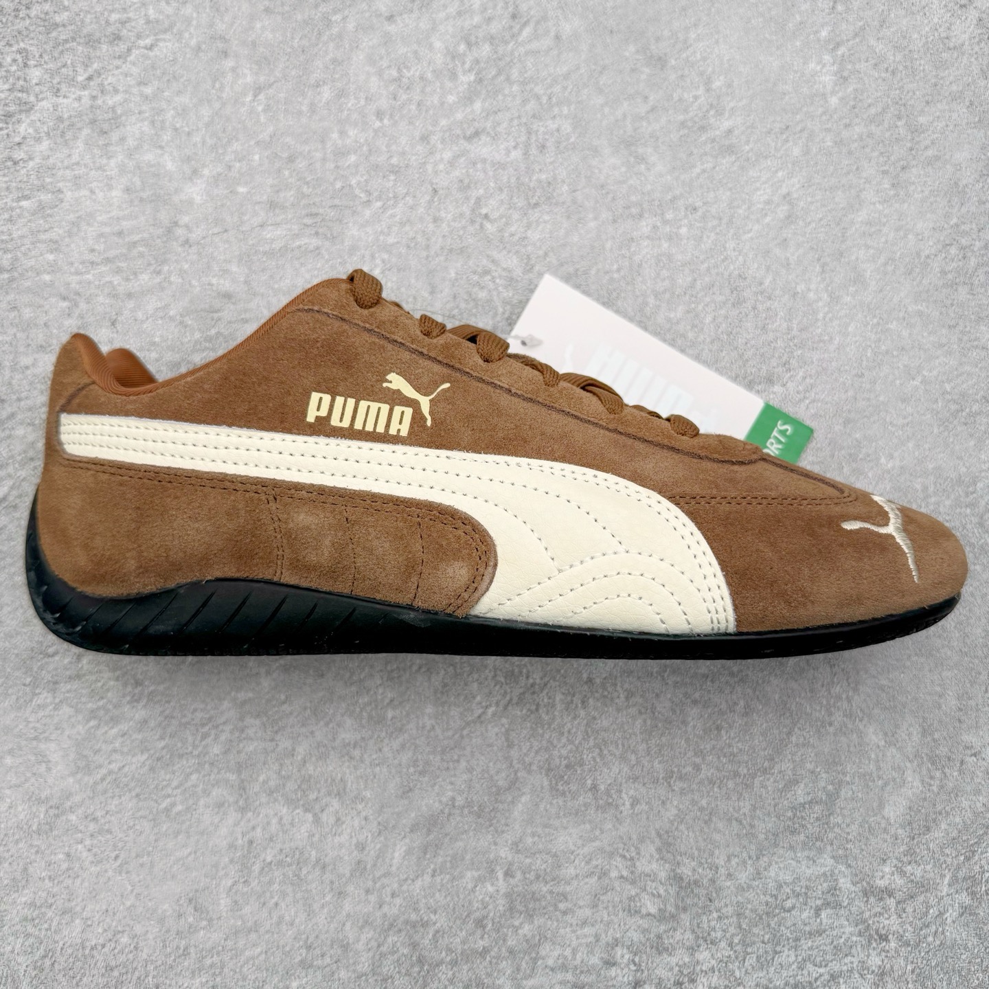 图片[6]-＃KZ纯原 PUMA Speedca OG 彪马极速赛车系列低帮德训风拼接复古百搭休闲运动赛车鞋 口碑大厂出品 品控大底版型不断改良更新 全套原纸板楦头开发 确保原汁原味 完美呈现版型 一比一鞋头弧度高度鞋身弧度 独家私模原厂航空铝磨具打磨大底 鞋头坡度极致还原 无解鞋型 原盒原配 圈内天花板工艺 原厂玻璃冲刀 超高清洁度 全鞋零毛边皮料切割 原厂中底布 鞋款从80、90年代赛车手所穿的防火赛车鞋为原型，鞋身线条模仿了赛车的流线廓形，体现了空气动力学原理的结构。简约流畅的外观，恰好又和贯穿其中的Formstrip Logo融合恰到好处，视觉上细节丰富且协调。本次Speedcat OG鞋款归来，最大看点自然式保留了窄版鞋型以及薄底构造。这两年各品牌鞋底越做越厚，Speedcat反其道而行之，上脚几乎无鞋底的效果带来耳目一新的视觉体验。鞋面依旧是以质感细腻的麂皮材质打造，并且大面积近乎全包裹的使用，复古味道也愈发浓烈。配色上更是将最原始的黑色和红色带回，向F1赛车队的标志性队服致敬。相信让各位一眼种草的更多是出挑的大红色，上脚即可瞬间点亮整体造型，在以球鞋为核心的OOTD中脱颖而出。而另一款黑色则是低调的万金油，彰显新潮个性的同时又不喧宾夺主，也是热爱简约系穿搭朋友的首选。 尺码：35.5 36 37 37.5 38 38.5 39 40 40.5 41 42 42.5 43 44 44.5 45 46-选品中心