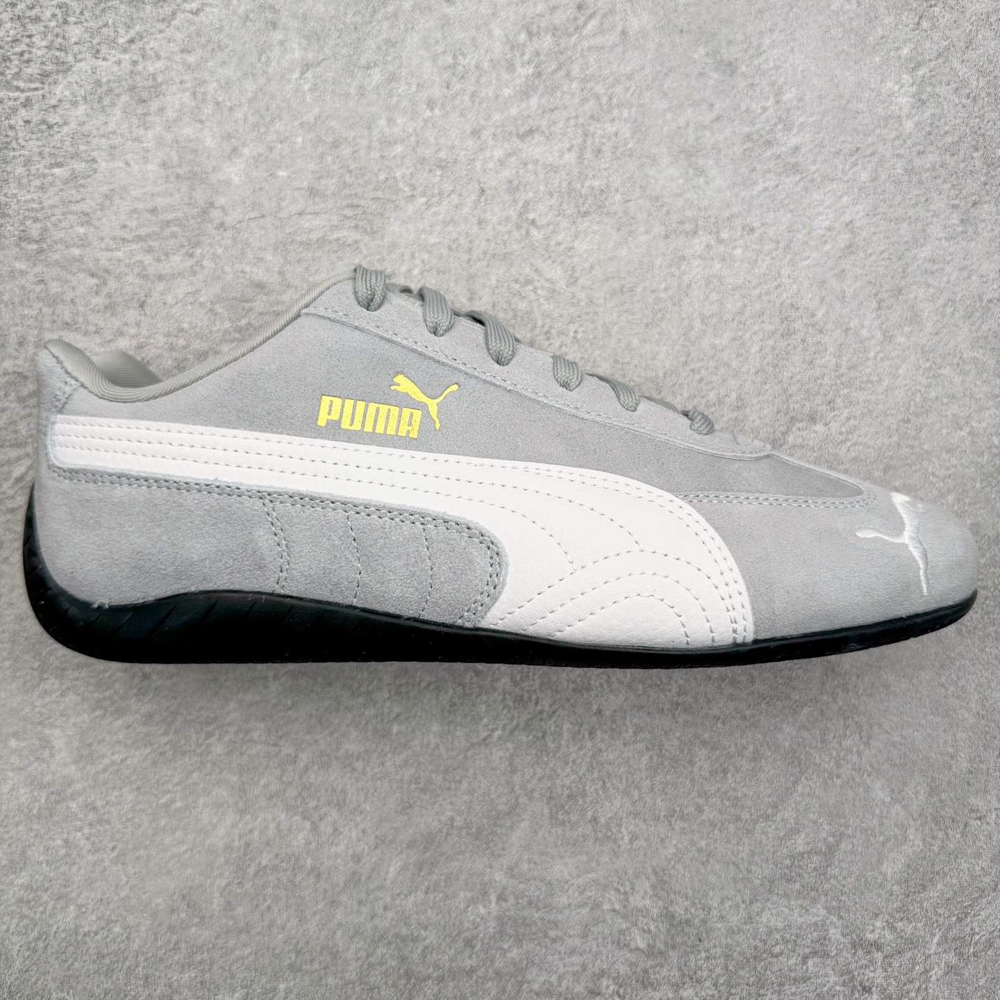 图片[2]-＃KZ纯原 PUMA Speedca OG 彪马极速赛车系列低帮德训风拼接复古百搭休闲运动赛车鞋 口碑大厂出品 品控大底版型不断改良更新 全套原纸板楦头开发 确保原汁原味 完美呈现版型 一比一鞋头弧度高度鞋身弧度 独家私模原厂航空铝磨具打磨大底 鞋头坡度极致还原 无解鞋型 原盒原配 圈内天花板工艺 原厂玻璃冲刀 超高清洁度 全鞋零毛边皮料切割 原厂中底布 鞋款从80、90年代赛车手所穿的防火赛车鞋为原型，鞋身线条模仿了赛车的流线廓形，体现了空气动力学原理的结构。简约流畅的外观，恰好又和贯穿其中的Formstrip Logo融合恰到好处，视觉上细节丰富且协调。本次Speedcat OG鞋款归来，最大看点自然式保留了窄版鞋型以及薄底构造。这两年各品牌鞋底越做越厚，Speedcat反其道而行之，上脚几乎无鞋底的效果带来耳目一新的视觉体验。鞋面依旧是以质感细腻的麂皮材质打造，并且大面积近乎全包裹的使用，复古味道也愈发浓烈。配色上更是将最原始的黑色和红色带回，向F1赛车队的标志性队服致敬。相信让各位一眼种草的更多是出挑的大红色，上脚即可瞬间点亮整体造型，在以球鞋为核心的OOTD中脱颖而出。而另一款黑色则是低调的万金油，彰显新潮个性的同时又不喧宾夺主，也是热爱简约系穿搭朋友的首选。 尺码：35.5 36 37 37.5 38 38.5 39 40 40.5 41 42 42.5 43 44 44.5 45 46-选品中心