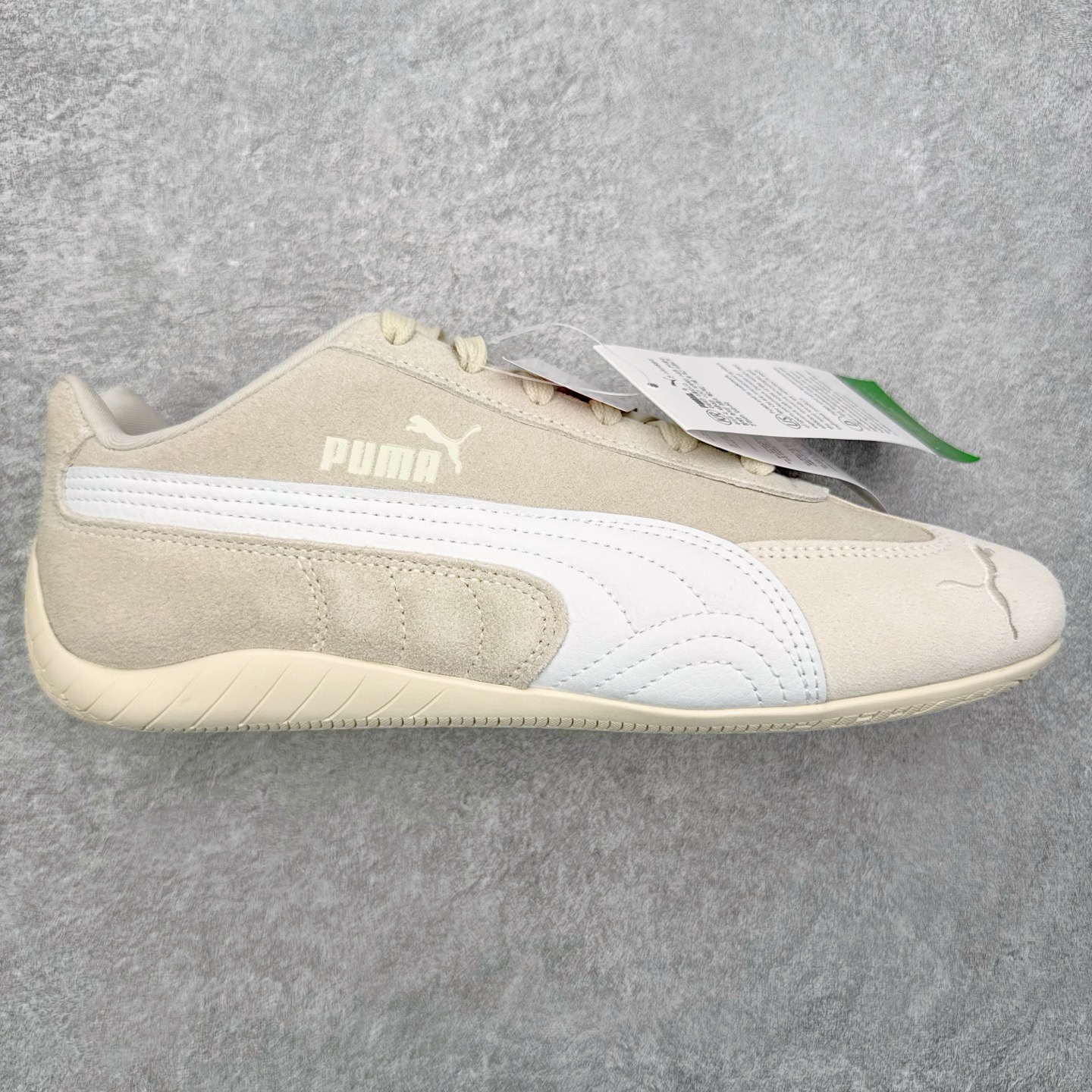 图片[8]-＃KZ纯原 PUMA Speedca OG 彪马极速赛车系列低帮德训风拼接复古百搭休闲运动赛车鞋 口碑大厂出品 品控大底版型不断改良更新 全套原纸板楦头开发 确保原汁原味 完美呈现版型 一比一鞋头弧度高度鞋身弧度 独家私模原厂航空铝磨具打磨大底 鞋头坡度极致还原 无解鞋型 原盒原配 圈内天花板工艺 原厂玻璃冲刀 超高清洁度 全鞋零毛边皮料切割 原厂中底布 鞋款从80、90年代赛车手所穿的防火赛车鞋为原型，鞋身线条模仿了赛车的流线廓形，体现了空气动力学原理的结构。简约流畅的外观，恰好又和贯穿其中的Formstrip Logo融合恰到好处，视觉上细节丰富且协调。本次Speedcat OG鞋款归来，最大看点自然式保留了窄版鞋型以及薄底构造。这两年各品牌鞋底越做越厚，Speedcat反其道而行之，上脚几乎无鞋底的效果带来耳目一新的视觉体验。鞋面依旧是以质感细腻的麂皮材质打造，并且大面积近乎全包裹的使用，复古味道也愈发浓烈。配色上更是将最原始的黑色和红色带回，向F1赛车队的标志性队服致敬。相信让各位一眼种草的更多是出挑的大红色，上脚即可瞬间点亮整体造型，在以球鞋为核心的OOTD中脱颖而出。而另一款黑色则是低调的万金油，彰显新潮个性的同时又不喧宾夺主，也是热爱简约系穿搭朋友的首选。 尺码：35.5 36 37 37.5 38 38.5 39 40 40.5 41 42 42.5 43 44 44.5 45 46-选品中心