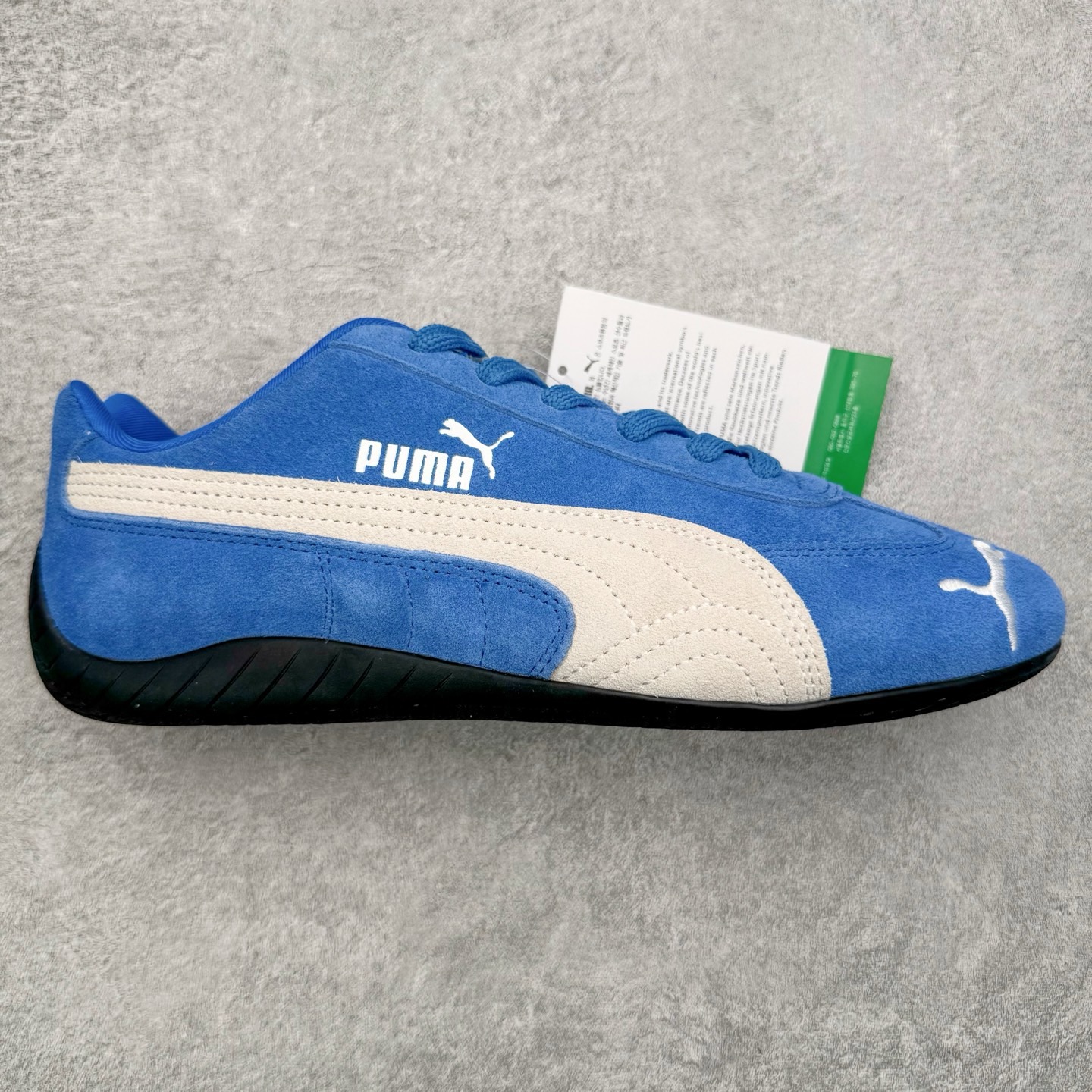 图片[9]-＃KZ纯原 PUMA Speedca OG 彪马极速赛车系列低帮德训风拼接复古百搭休闲运动赛车鞋 口碑大厂出品 品控大底版型不断改良更新 全套原纸板楦头开发 确保原汁原味 完美呈现版型 一比一鞋头弧度高度鞋身弧度 独家私模原厂航空铝磨具打磨大底 鞋头坡度极致还原 无解鞋型 原盒原配 圈内天花板工艺 原厂玻璃冲刀 超高清洁度 全鞋零毛边皮料切割 原厂中底布 鞋款从80、90年代赛车手所穿的防火赛车鞋为原型，鞋身线条模仿了赛车的流线廓形，体现了空气动力学原理的结构。简约流畅的外观，恰好又和贯穿其中的Formstrip Logo融合恰到好处，视觉上细节丰富且协调。本次Speedcat OG鞋款归来，最大看点自然式保留了窄版鞋型以及薄底构造。这两年各品牌鞋底越做越厚，Speedcat反其道而行之，上脚几乎无鞋底的效果带来耳目一新的视觉体验。鞋面依旧是以质感细腻的麂皮材质打造，并且大面积近乎全包裹的使用，复古味道也愈发浓烈。配色上更是将最原始的黑色和红色带回，向F1赛车队的标志性队服致敬。相信让各位一眼种草的更多是出挑的大红色，上脚即可瞬间点亮整体造型，在以球鞋为核心的OOTD中脱颖而出。而另一款黑色则是低调的万金油，彰显新潮个性的同时又不喧宾夺主，也是热爱简约系穿搭朋友的首选。 尺码：35.5 36 37 37.5 38 38.5 39 40 40.5 41 42 42.5 43 44 44.5 45 46-选品中心