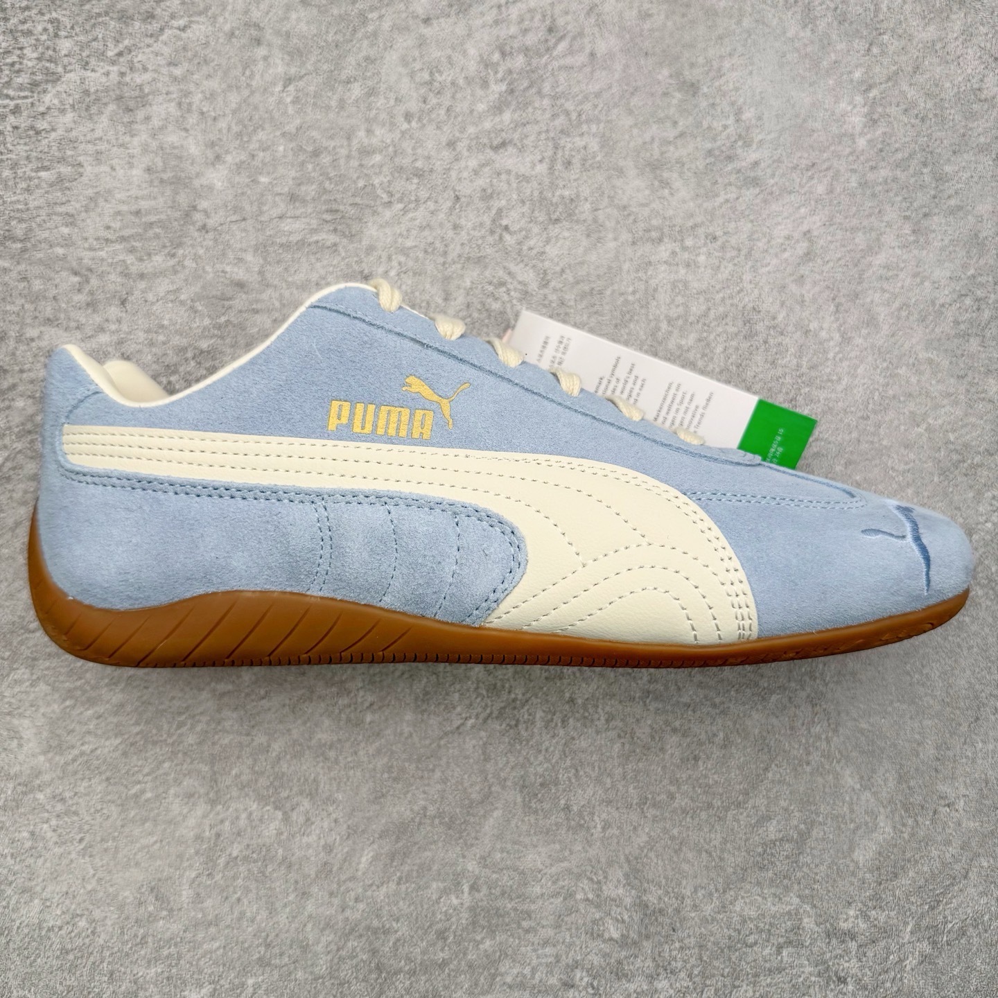 图片[5]-＃KZ纯原 PUMA Speedca OG 彪马极速赛车系列低帮德训风拼接复古百搭休闲运动赛车鞋 口碑大厂出品 品控大底版型不断改良更新 全套原纸板楦头开发 确保原汁原味 完美呈现版型 一比一鞋头弧度高度鞋身弧度 独家私模原厂航空铝磨具打磨大底 鞋头坡度极致还原 无解鞋型 原盒原配 圈内天花板工艺 原厂玻璃冲刀 超高清洁度 全鞋零毛边皮料切割 原厂中底布 鞋款从80、90年代赛车手所穿的防火赛车鞋为原型，鞋身线条模仿了赛车的流线廓形，体现了空气动力学原理的结构。简约流畅的外观，恰好又和贯穿其中的Formstrip Logo融合恰到好处，视觉上细节丰富且协调。本次Speedcat OG鞋款归来，最大看点自然式保留了窄版鞋型以及薄底构造。这两年各品牌鞋底越做越厚，Speedcat反其道而行之，上脚几乎无鞋底的效果带来耳目一新的视觉体验。鞋面依旧是以质感细腻的麂皮材质打造，并且大面积近乎全包裹的使用，复古味道也愈发浓烈。配色上更是将最原始的黑色和红色带回，向F1赛车队的标志性队服致敬。相信让各位一眼种草的更多是出挑的大红色，上脚即可瞬间点亮整体造型，在以球鞋为核心的OOTD中脱颖而出。而另一款黑色则是低调的万金油，彰显新潮个性的同时又不喧宾夺主，也是热爱简约系穿搭朋友的首选。 尺码：35.5 36 37 37.5 38 38.5 39 40 40.5 41 42 42.5 43 44 44.5 45 46-选品中心