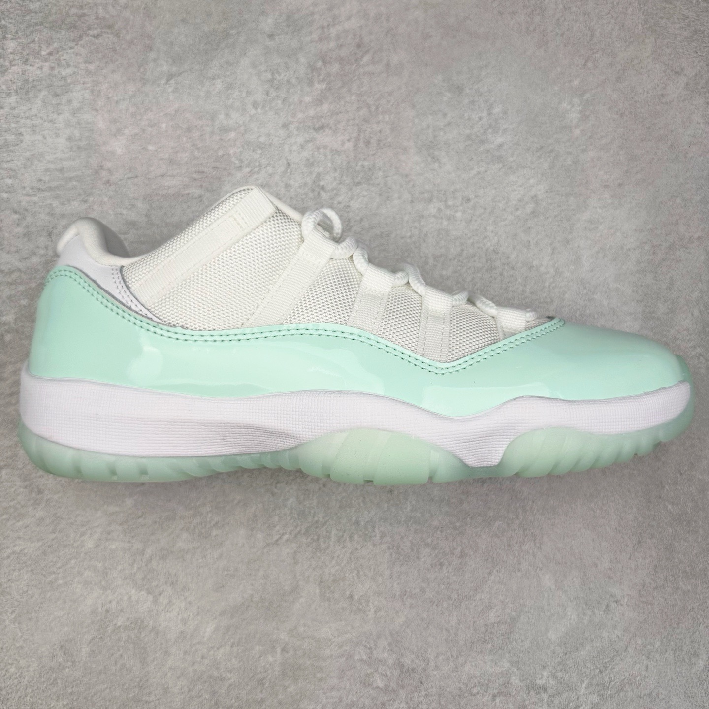 图片[11]-＃KZ神版 Air Jordan AJ11 Retro Low 低帮系列 市场中端王者 耗时半年巨作 全套原纸板楦头开发 确保原汁原味 完美呈现11代版型 此版本只针对中端市场 皮料材质有所更替 其他数据细节工艺流程均保持一致绝不口嗨 细节品控鞋型随意秒杀市面3XX 原楦原档案数据开模打造 原厂中底拉帮钢印 原厂进口漆皮 防冻不开裂 原装鞋撑 水晶大底正确色度色泽 原楦原数据刺绣 原厂车缝走线及对位 毫厘不差 飞人logo采用原数据电脑刺绣 原装正品碳纤维真实碳板 增强抗扭 原内标 原盒标 正确官方原盒 防氧化水晶外底 原厂配套全掌solo气垫 进口港宝加持 后跟自然饱满 全鞋荧光划线卡点 追求极致完美 每一双都是工艺品 多重QC质检 超越公司货的品控标准 实实在在的免检产品 尺码：36 36.5 37.5 38 38.5 39 40 40.5 41 42 42.5 43 44 44.5 45 46 47.5-选品中心