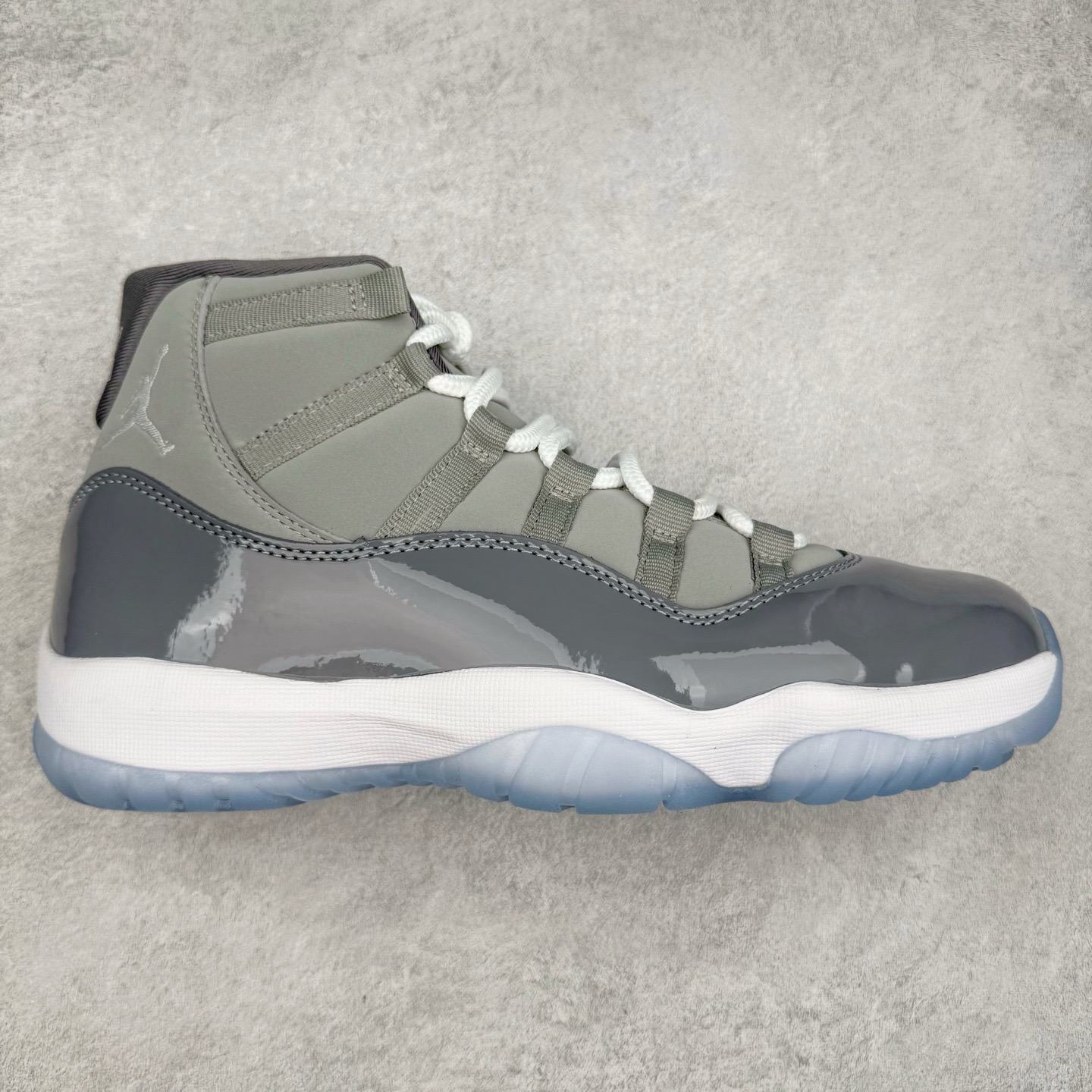 图片[9]-＃KZ神版 Air Jordan AJ11 Retro High 高帮系列 市场中端王者 耗时半年巨作 全套原纸板楦头开发 确保原汁原味 完美呈现11代版型 此版本只针对中端市场 皮料材质有所更替 其他数据细节工艺流程均保持一致绝不口嗨 细节品控鞋型随意秒杀市面3XX 原楦原档案数据开模打造 原厂中底拉帮钢印 原厂进口漆皮 防冻不开裂 原装鞋撑 水晶大底正确色度色泽 原楦原数据刺绣 原厂车缝走线及对位 毫厘不差 飞人logo采用原数据电脑刺绣 原装正品碳纤维真实碳板 增强抗扭 原内标 原盒标 正确官方原盒 防氧化水晶外底 原厂配套全掌solo气垫 进口港宝加持 后跟自然饱满 全鞋荧光划线卡点 追求极致完美 每一双都是工艺品 多重QC质检 超越公司货的品控标准 实实在在的免检产品 尺码：36 36.5 37.5 38 38.5 39 40 40.5 41 42 42.5 43 44 44.5 45 46 47.5-选品中心