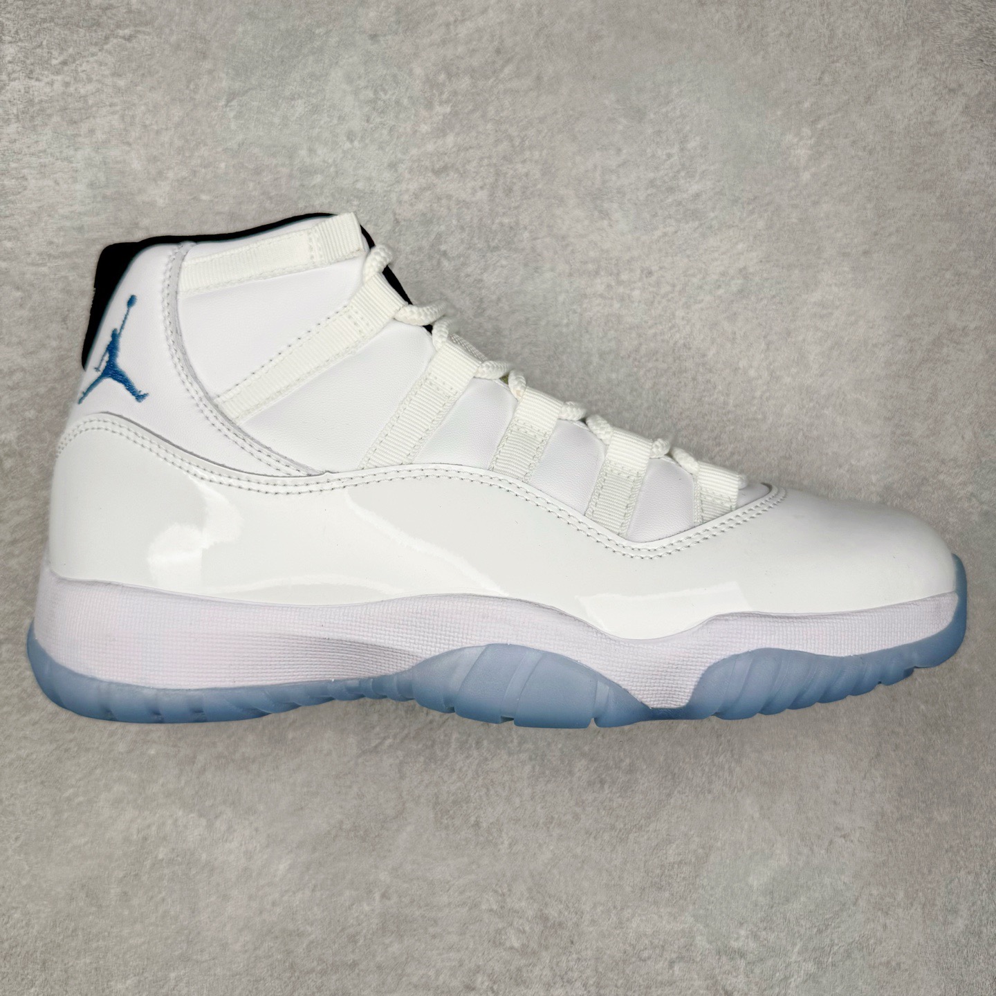 图片[7]-＃KZ神版 Air Jordan AJ11 Retro High 高帮系列 市场中端王者 耗时半年巨作 全套原纸板楦头开发 确保原汁原味 完美呈现11代版型 此版本只针对中端市场 皮料材质有所更替 其他数据细节工艺流程均保持一致绝不口嗨 细节品控鞋型随意秒杀市面3XX 原楦原档案数据开模打造 原厂中底拉帮钢印 原厂进口漆皮 防冻不开裂 原装鞋撑 水晶大底正确色度色泽 原楦原数据刺绣 原厂车缝走线及对位 毫厘不差 飞人logo采用原数据电脑刺绣 原装正品碳纤维真实碳板 增强抗扭 原内标 原盒标 正确官方原盒 防氧化水晶外底 原厂配套全掌solo气垫 进口港宝加持 后跟自然饱满 全鞋荧光划线卡点 追求极致完美 每一双都是工艺品 多重QC质检 超越公司货的品控标准 实实在在的免检产品 尺码：36 36.5 37.5 38 38.5 39 40 40.5 41 42 42.5 43 44 44.5 45 46 47.5-选品中心