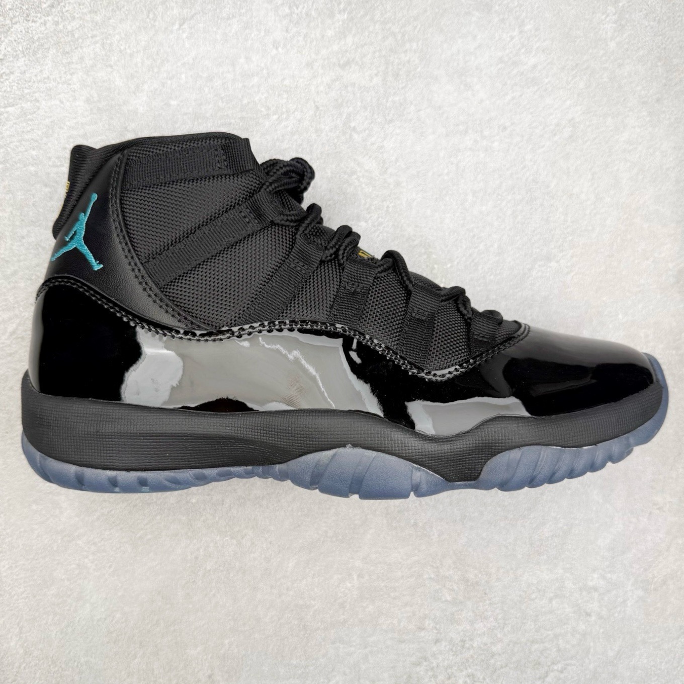 图片[9]-＃KZ神版 Air Jordan AJ11 Retro High 高帮系列 市场中端王者 耗时半年巨作 全套原纸板楦头开发 确保原汁原味 完美呈现11代版型 此版本只针对中端市场 皮料材质有所更替 其他数据细节工艺流程均保持一致绝不口嗨 细节品控鞋型随意秒杀市面3XX 原楦原档案数据开模打造 原厂中底拉帮钢印 原厂进口漆皮 防冻不开裂 原装鞋撑 水晶大底正确色度色泽 原楦原数据刺绣 原厂车缝走线及对位 毫厘不差 飞人logo采用原数据电脑刺绣 原装正品碳纤维真实碳板 增强抗扭 原内标 原盒标 正确官方原盒 防氧化水晶外底 原厂配套全掌solo气垫 进口港宝加持 后跟自然饱满 全鞋荧光划线卡点 追求极致完美 每一双都是工艺品 多重QC质检 超越公司货的品控标准 实实在在的免检产品 尺码：36 36.5 37.5 38 38.5 39 40 40.5 41 42 42.5 43 44 44.5 45 46 47.5-选品中心