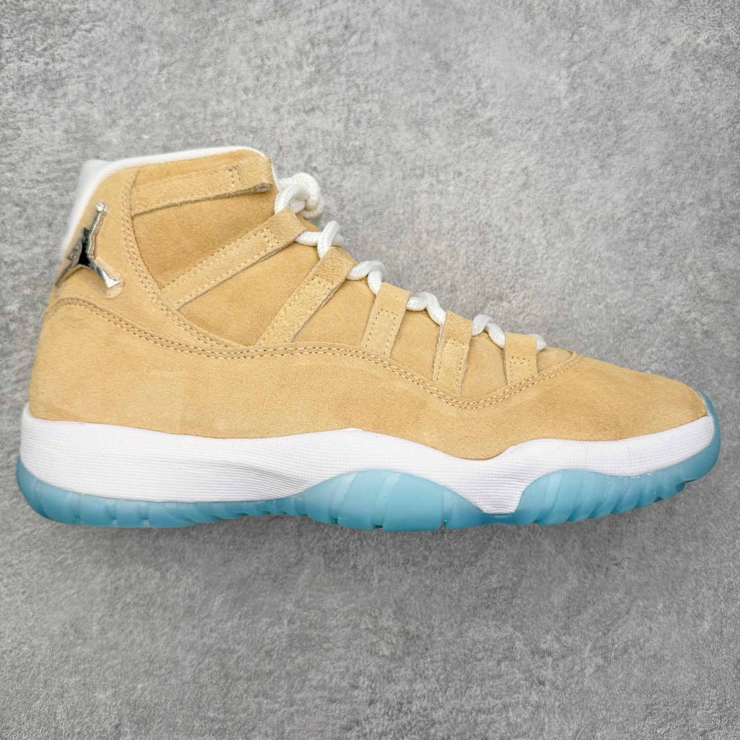 图片[11]-＃KZ神版 Air Jordan AJ11 Retro High 高帮系列 市场中端王者 耗时半年巨作 全套原纸板楦头开发 确保原汁原味 完美呈现11代版型 此版本只针对中端市场 皮料材质有所更替 其他数据细节工艺流程均保持一致绝不口嗨 细节品控鞋型随意秒杀市面3XX 原楦原档案数据开模打造 原厂中底拉帮钢印 原厂进口漆皮 防冻不开裂 原装鞋撑 水晶大底正确色度色泽 原楦原数据刺绣 原厂车缝走线及对位 毫厘不差 飞人logo采用原数据电脑刺绣 原装正品碳纤维真实碳板 增强抗扭 原内标 原盒标 正确官方原盒 防氧化水晶外底 原厂配套全掌solo气垫 进口港宝加持 后跟自然饱满 全鞋荧光划线卡点 追求极致完美 每一双都是工艺品 多重QC质检 超越公司货的品控标准 实实在在的免检产品 尺码：36 36.5 37.5 38 38.5 39 40 40.5 41 42 42.5 43 44 44.5 45 46 47.5-选品中心