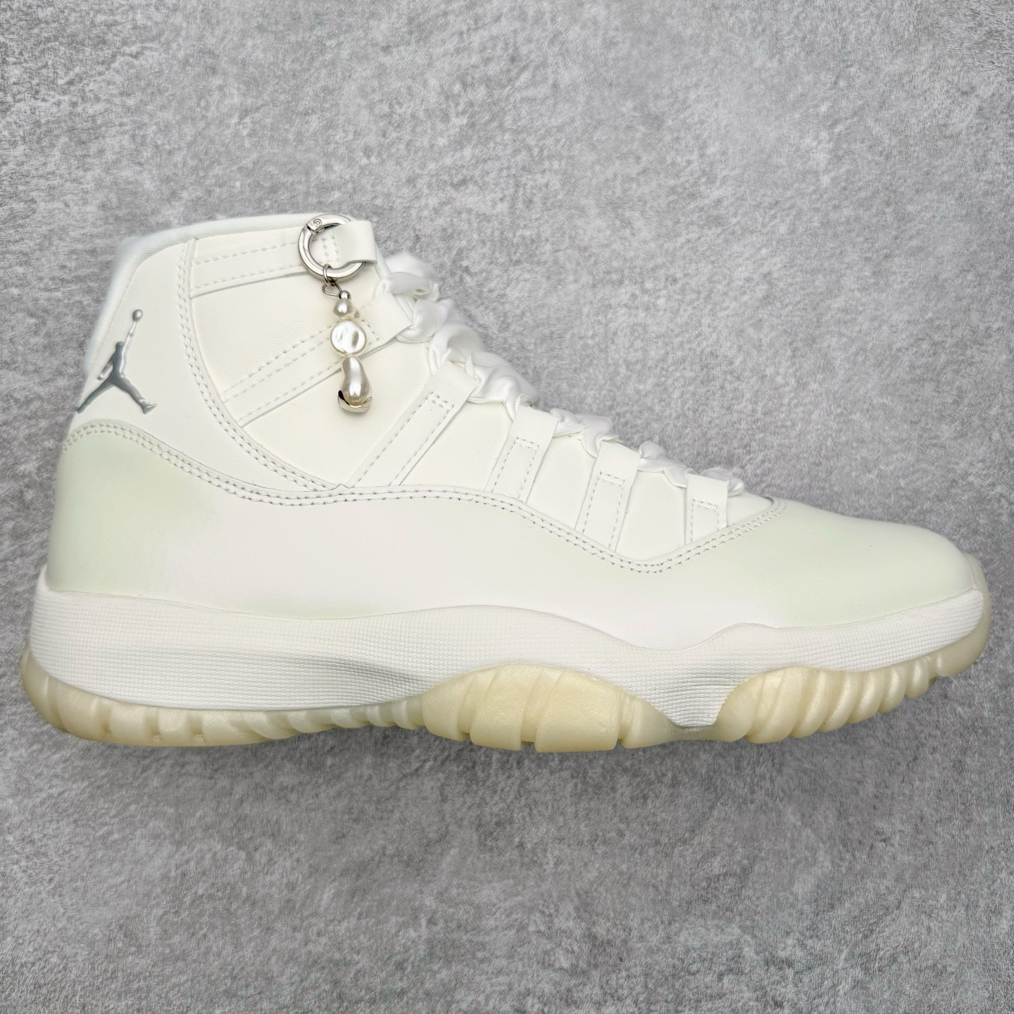 图片[12]-＃KZ神版 Air Jordan AJ11 Retro High 高帮系列 市场中端王者 耗时半年巨作 全套原纸板楦头开发 确保原汁原味 完美呈现11代版型 此版本只针对中端市场 皮料材质有所更替 其他数据细节工艺流程均保持一致绝不口嗨 细节品控鞋型随意秒杀市面3XX 原楦原档案数据开模打造 原厂中底拉帮钢印 原厂进口漆皮 防冻不开裂 原装鞋撑 水晶大底正确色度色泽 原楦原数据刺绣 原厂车缝走线及对位 毫厘不差 飞人logo采用原数据电脑刺绣 原装正品碳纤维真实碳板 增强抗扭 原内标 原盒标 正确官方原盒 防氧化水晶外底 原厂配套全掌solo气垫 进口港宝加持 后跟自然饱满 全鞋荧光划线卡点 追求极致完美 每一双都是工艺品 多重QC质检 超越公司货的品控标准 实实在在的免检产品 尺码：36 36.5 37.5 38 38.5 39 40 40.5 41 42 42.5 43 44 44.5 45 46 47.5-选品中心