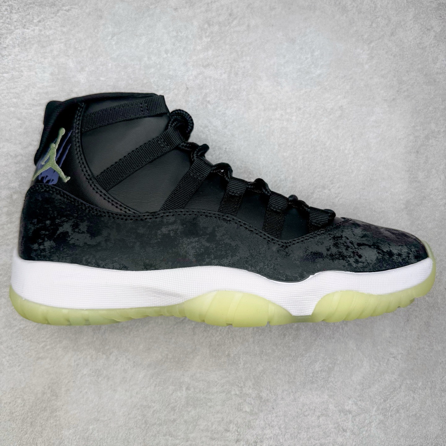 图片[10]-＃KZ神版 Air Jordan AJ11 Retro High 高帮系列 市场中端王者 耗时半年巨作 全套原纸板楦头开发 确保原汁原味 完美呈现11代版型 此版本只针对中端市场 皮料材质有所更替 其他数据细节工艺流程均保持一致绝不口嗨 细节品控鞋型随意秒杀市面3XX 原楦原档案数据开模打造 原厂中底拉帮钢印 原厂进口漆皮 防冻不开裂 原装鞋撑 水晶大底正确色度色泽 原楦原数据刺绣 原厂车缝走线及对位 毫厘不差 飞人logo采用原数据电脑刺绣 原装正品碳纤维真实碳板 增强抗扭 原内标 原盒标 正确官方原盒 防氧化水晶外底 原厂配套全掌solo气垫 进口港宝加持 后跟自然饱满 全鞋荧光划线卡点 追求极致完美 每一双都是工艺品 多重QC质检 超越公司货的品控标准 实实在在的免检产品 尺码：36 36.5 37.5 38 38.5 39 40 40.5 41 42 42.5 43 44 44.5 45 46 47.5-选品中心