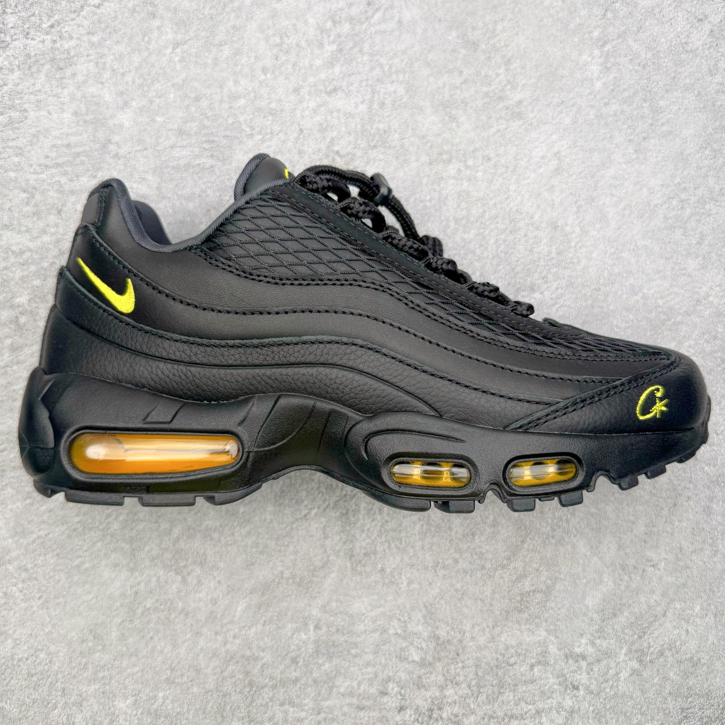 图片[3]-＃KZ神版 NK Air Max 95 OG 舒适百搭耐磨低帮气垫休闲跑步鞋 亲自操刀耗时半年开发 重金购买全套印尼原厂纸板楦头开发 2025官方主推系列 致敬诞生30周年的传奇鞋型 Air Max 95 系列再度重磅复刻归来 以全新配色续写光辉历史 更以现代手法重塑经典 将复古风格与前沿科技完美融合 一比一鞋头弧度高度鞋身弧度 东莞原厂模具大底 一码一模 原厂高韧性Tpu 独家供应45.5 48.5 原厂特供同批次皮料与Zp零色差 原厂特供内外标均可过绿X扫描认证 独家原装Big Bubble气垫 气垫体积更大 提供更强的缓震性能和回弹性 进口玻璃冲刀皮料裁剪零毛边 电脑针车工艺 鞋面不留荧光细节 平台可冲 超高鞋面清洁度 最高QC检验标准 控制溢胶瑕疵 每一双都是工艺品 实拍调校N版已经零色差零失真 百分百还原实物色彩所见即所得 不存在货不对板色差等低级问题 选购参考实物拍摄 不混卖不参货 只用心做好货严格选品 承诺混一赔十 尺码：40 40.5 41 42 42.5 43 44 44.5 45 45.5 46 47.5 48.5-选品中心