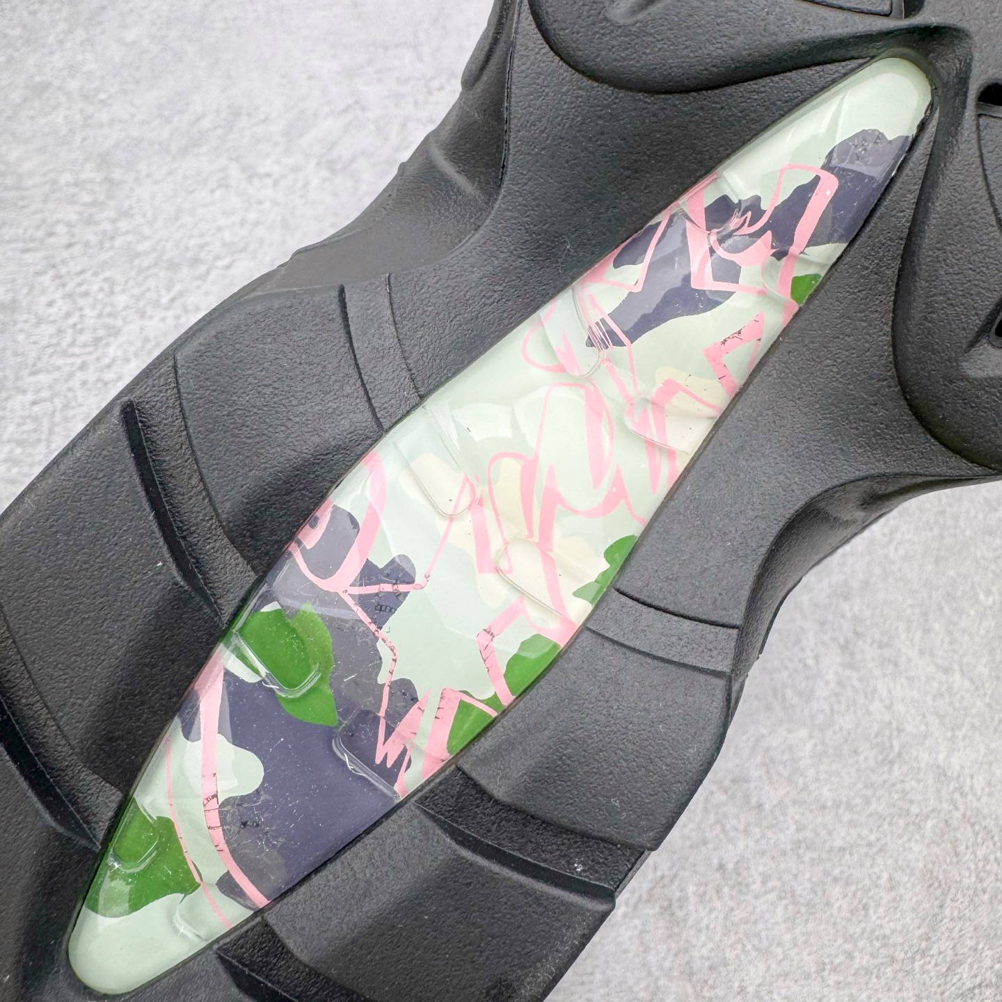 图片[21]-＃KZ神版 Corteiz x NK Air Max 95 联名复古舒适气垫运动鞋 黑红 FB2709-001 亲自操刀耗时半年开发 重金购买全套印尼原厂纸板楦头开发 2025官方主推系列 致敬诞生30周年的传奇鞋型 Air Max 95 系列再度重磅复刻归来 以全新配色续写光辉历史 更以现代手法重塑经典 将复古风格与前沿科技完美融合 一比一鞋头弧度高度鞋身弧度 东莞原厂模具大底 一码一模 原厂高韧性Tpu 独家供应45.5 48.5 原厂特供同批次皮料与Zp零色差 原厂特供内外标均可过绿X扫描认证 独家原装Big Bubble气垫 气垫体积更大 提供更强的缓震性能和回弹性 进口玻璃冲刀皮料裁剪零毛边 电脑针车工艺 鞋面不留荧光细节 平台可冲 超高鞋面清洁度 最高QC检验标准 控制溢胶瑕疵 每一双都是工艺品 实拍调校N版已经零色差零失真 百分百还原实物色彩所见即所得 不存在货不对板色差等低级问题 选购参考实物拍摄 不混卖不参货 只用心做好货严格选品 承诺混一赔十 尺码：40 40.5 41 42 42.5 43 44 44.5 45 45.5 46 47.5 48.5-选品中心