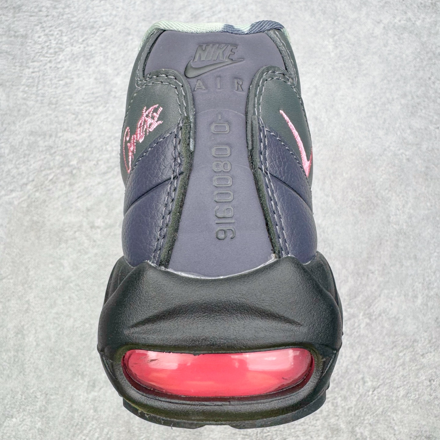 图片[8]-＃KZ神版 Corteiz x NK Air Max 95 联名复古舒适气垫运动鞋 黑红 FB2709-001 亲自操刀耗时半年开发 重金购买全套印尼原厂纸板楦头开发 2025官方主推系列 致敬诞生30周年的传奇鞋型 Air Max 95 系列再度重磅复刻归来 以全新配色续写光辉历史 更以现代手法重塑经典 将复古风格与前沿科技完美融合 一比一鞋头弧度高度鞋身弧度 东莞原厂模具大底 一码一模 原厂高韧性Tpu 独家供应45.5 48.5 原厂特供同批次皮料与Zp零色差 原厂特供内外标均可过绿X扫描认证 独家原装Big Bubble气垫 气垫体积更大 提供更强的缓震性能和回弹性 进口玻璃冲刀皮料裁剪零毛边 电脑针车工艺 鞋面不留荧光细节 平台可冲 超高鞋面清洁度 最高QC检验标准 控制溢胶瑕疵 每一双都是工艺品 实拍调校N版已经零色差零失真 百分百还原实物色彩所见即所得 不存在货不对板色差等低级问题 选购参考实物拍摄 不混卖不参货 只用心做好货严格选品 承诺混一赔十 尺码：40 40.5 41 42 42.5 43 44 44.5 45 45.5 46 47.5 48.5-选品中心