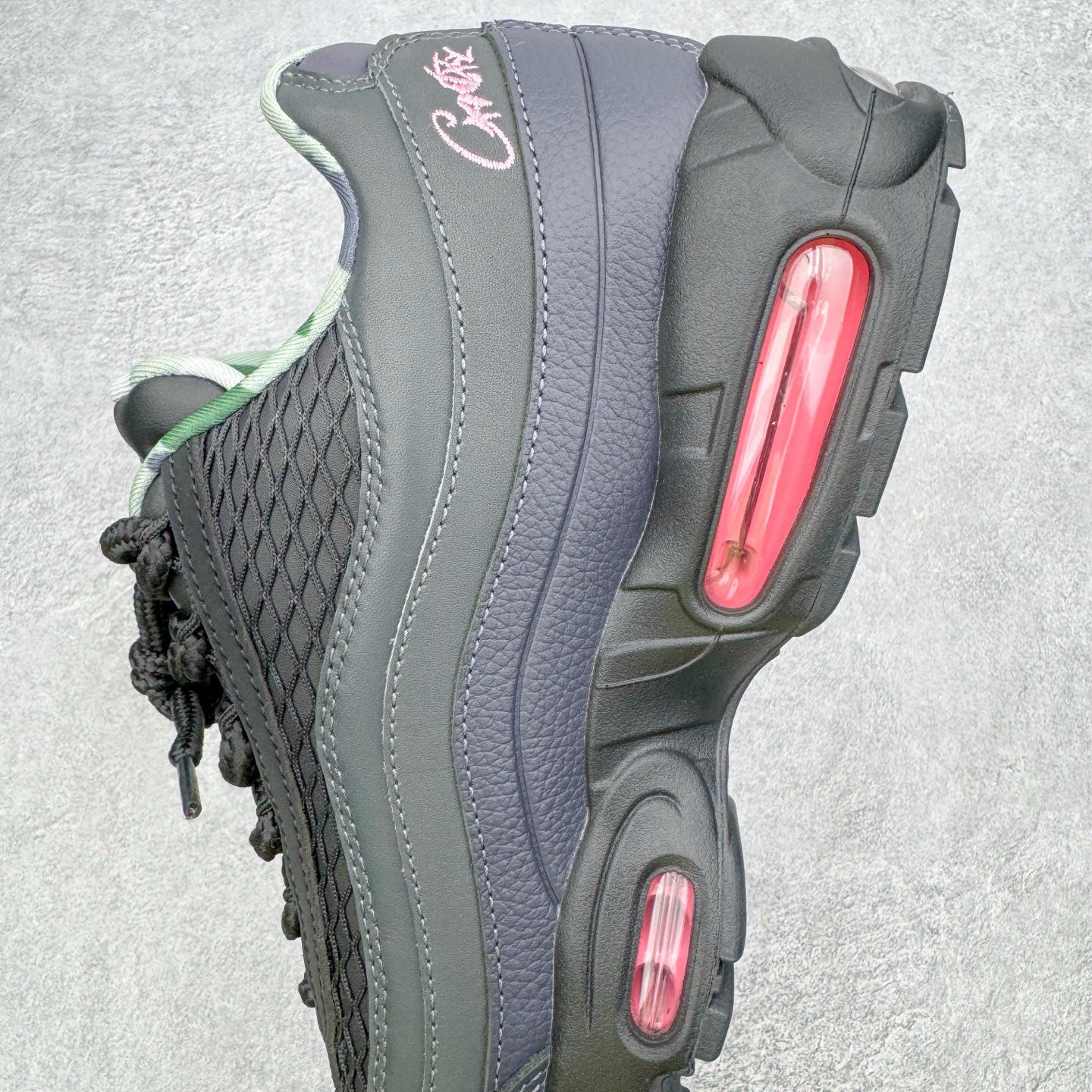 图片[7]-＃KZ神版 Corteiz x NK Air Max 95 联名复古舒适气垫运动鞋 黑红 FB2709-001 亲自操刀耗时半年开发 重金购买全套印尼原厂纸板楦头开发 2025官方主推系列 致敬诞生30周年的传奇鞋型 Air Max 95 系列再度重磅复刻归来 以全新配色续写光辉历史 更以现代手法重塑经典 将复古风格与前沿科技完美融合 一比一鞋头弧度高度鞋身弧度 东莞原厂模具大底 一码一模 原厂高韧性Tpu 独家供应45.5 48.5 原厂特供同批次皮料与Zp零色差 原厂特供内外标均可过绿X扫描认证 独家原装Big Bubble气垫 气垫体积更大 提供更强的缓震性能和回弹性 进口玻璃冲刀皮料裁剪零毛边 电脑针车工艺 鞋面不留荧光细节 平台可冲 超高鞋面清洁度 最高QC检验标准 控制溢胶瑕疵 每一双都是工艺品 实拍调校N版已经零色差零失真 百分百还原实物色彩所见即所得 不存在货不对板色差等低级问题 选购参考实物拍摄 不混卖不参货 只用心做好货严格选品 承诺混一赔十 尺码：40 40.5 41 42 42.5 43 44 44.5 45 45.5 46 47.5 48.5-选品中心
