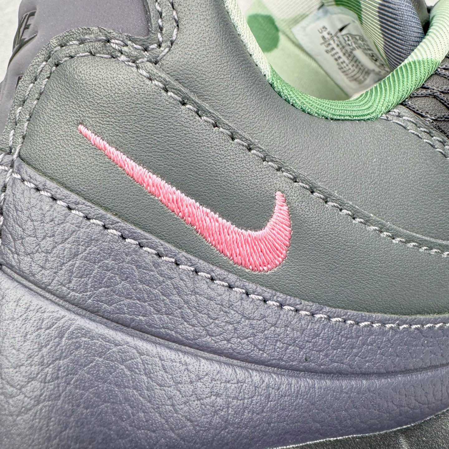 图片[18]-＃KZ神版 Corteiz x NK Air Max 95 联名复古舒适气垫运动鞋 黑红 FB2709-001 亲自操刀耗时半年开发 重金购买全套印尼原厂纸板楦头开发 2025官方主推系列 致敬诞生30周年的传奇鞋型 Air Max 95 系列再度重磅复刻归来 以全新配色续写光辉历史 更以现代手法重塑经典 将复古风格与前沿科技完美融合 一比一鞋头弧度高度鞋身弧度 东莞原厂模具大底 一码一模 原厂高韧性Tpu 独家供应45.5 48.5 原厂特供同批次皮料与Zp零色差 原厂特供内外标均可过绿X扫描认证 独家原装Big Bubble气垫 气垫体积更大 提供更强的缓震性能和回弹性 进口玻璃冲刀皮料裁剪零毛边 电脑针车工艺 鞋面不留荧光细节 平台可冲 超高鞋面清洁度 最高QC检验标准 控制溢胶瑕疵 每一双都是工艺品 实拍调校N版已经零色差零失真 百分百还原实物色彩所见即所得 不存在货不对板色差等低级问题 选购参考实物拍摄 不混卖不参货 只用心做好货严格选品 承诺混一赔十 尺码：40 40.5 41 42 42.5 43 44 44.5 45 45.5 46 47.5 48.5-选品中心
