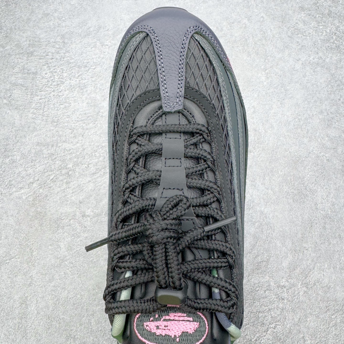 图片[4]-＃KZ神版 Corteiz x NK Air Max 95 联名复古舒适气垫运动鞋 黑红 FB2709-001 亲自操刀耗时半年开发 重金购买全套印尼原厂纸板楦头开发 2025官方主推系列 致敬诞生30周年的传奇鞋型 Air Max 95 系列再度重磅复刻归来 以全新配色续写光辉历史 更以现代手法重塑经典 将复古风格与前沿科技完美融合 一比一鞋头弧度高度鞋身弧度 东莞原厂模具大底 一码一模 原厂高韧性Tpu 独家供应45.5 48.5 原厂特供同批次皮料与Zp零色差 原厂特供内外标均可过绿X扫描认证 独家原装Big Bubble气垫 气垫体积更大 提供更强的缓震性能和回弹性 进口玻璃冲刀皮料裁剪零毛边 电脑针车工艺 鞋面不留荧光细节 平台可冲 超高鞋面清洁度 最高QC检验标准 控制溢胶瑕疵 每一双都是工艺品 实拍调校N版已经零色差零失真 百分百还原实物色彩所见即所得 不存在货不对板色差等低级问题 选购参考实物拍摄 不混卖不参货 只用心做好货严格选品 承诺混一赔十 尺码：40 40.5 41 42 42.5 43 44 44.5 45 45.5 46 47.5 48.5-选品中心