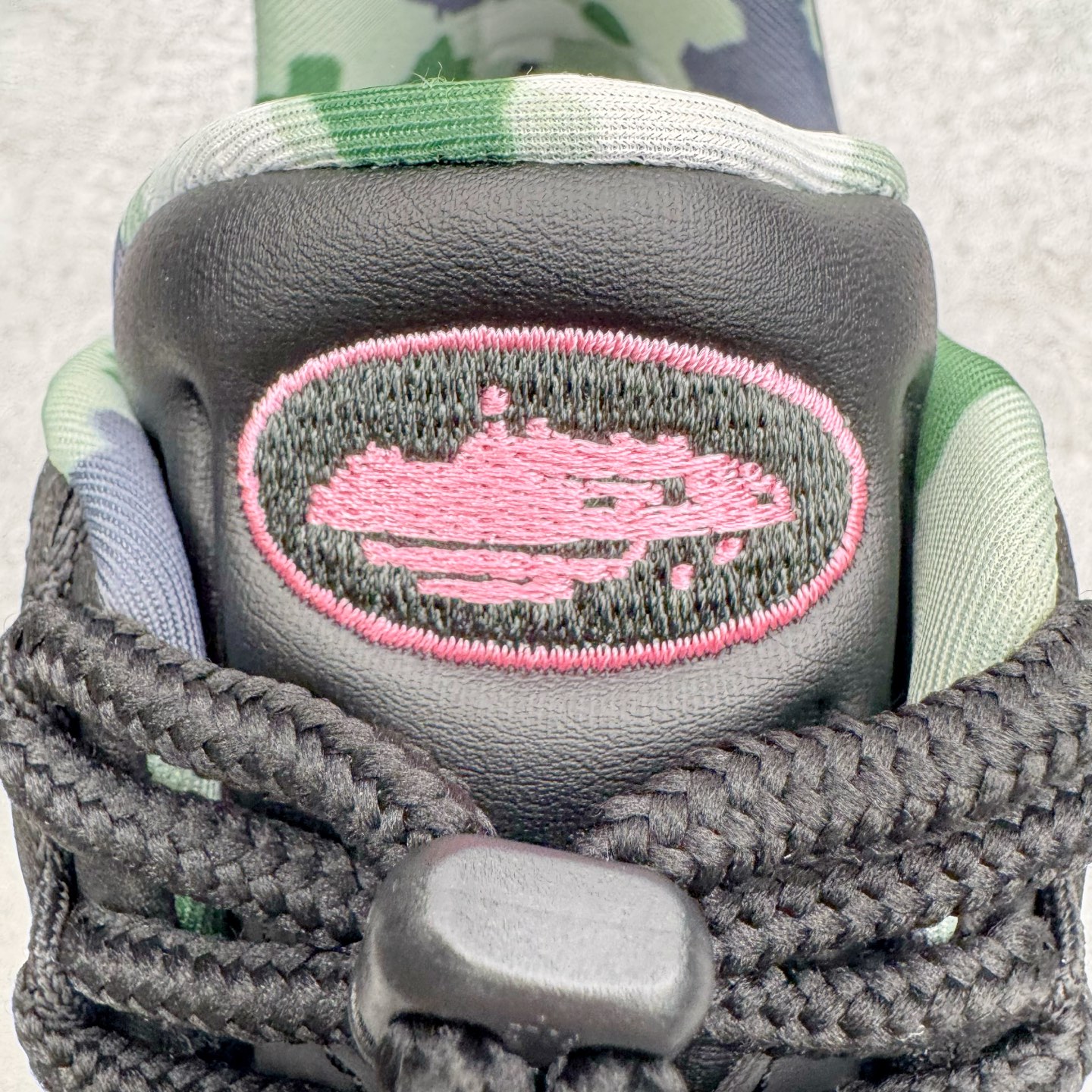 图片[15]-＃KZ神版 Corteiz x NK Air Max 95 联名复古舒适气垫运动鞋 黑红 FB2709-001 亲自操刀耗时半年开发 重金购买全套印尼原厂纸板楦头开发 2025官方主推系列 致敬诞生30周年的传奇鞋型 Air Max 95 系列再度重磅复刻归来 以全新配色续写光辉历史 更以现代手法重塑经典 将复古风格与前沿科技完美融合 一比一鞋头弧度高度鞋身弧度 东莞原厂模具大底 一码一模 原厂高韧性Tpu 独家供应45.5 48.5 原厂特供同批次皮料与Zp零色差 原厂特供内外标均可过绿X扫描认证 独家原装Big Bubble气垫 气垫体积更大 提供更强的缓震性能和回弹性 进口玻璃冲刀皮料裁剪零毛边 电脑针车工艺 鞋面不留荧光细节 平台可冲 超高鞋面清洁度 最高QC检验标准 控制溢胶瑕疵 每一双都是工艺品 实拍调校N版已经零色差零失真 百分百还原实物色彩所见即所得 不存在货不对板色差等低级问题 选购参考实物拍摄 不混卖不参货 只用心做好货严格选品 承诺混一赔十 尺码：40 40.5 41 42 42.5 43 44 44.5 45 45.5 46 47.5 48.5-选品中心