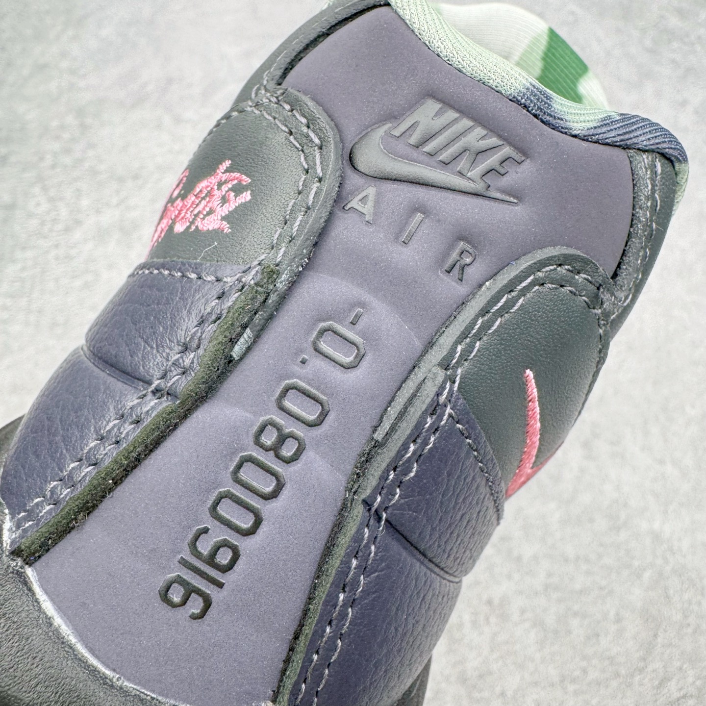 图片[17]-＃KZ神版 Corteiz x NK Air Max 95 联名复古舒适气垫运动鞋 黑红 FB2709-001 亲自操刀耗时半年开发 重金购买全套印尼原厂纸板楦头开发 2025官方主推系列 致敬诞生30周年的传奇鞋型 Air Max 95 系列再度重磅复刻归来 以全新配色续写光辉历史 更以现代手法重塑经典 将复古风格与前沿科技完美融合 一比一鞋头弧度高度鞋身弧度 东莞原厂模具大底 一码一模 原厂高韧性Tpu 独家供应45.5 48.5 原厂特供同批次皮料与Zp零色差 原厂特供内外标均可过绿X扫描认证 独家原装Big Bubble气垫 气垫体积更大 提供更强的缓震性能和回弹性 进口玻璃冲刀皮料裁剪零毛边 电脑针车工艺 鞋面不留荧光细节 平台可冲 超高鞋面清洁度 最高QC检验标准 控制溢胶瑕疵 每一双都是工艺品 实拍调校N版已经零色差零失真 百分百还原实物色彩所见即所得 不存在货不对板色差等低级问题 选购参考实物拍摄 不混卖不参货 只用心做好货严格选品 承诺混一赔十 尺码：40 40.5 41 42 42.5 43 44 44.5 45 45.5 46 47.5 48.5-选品中心