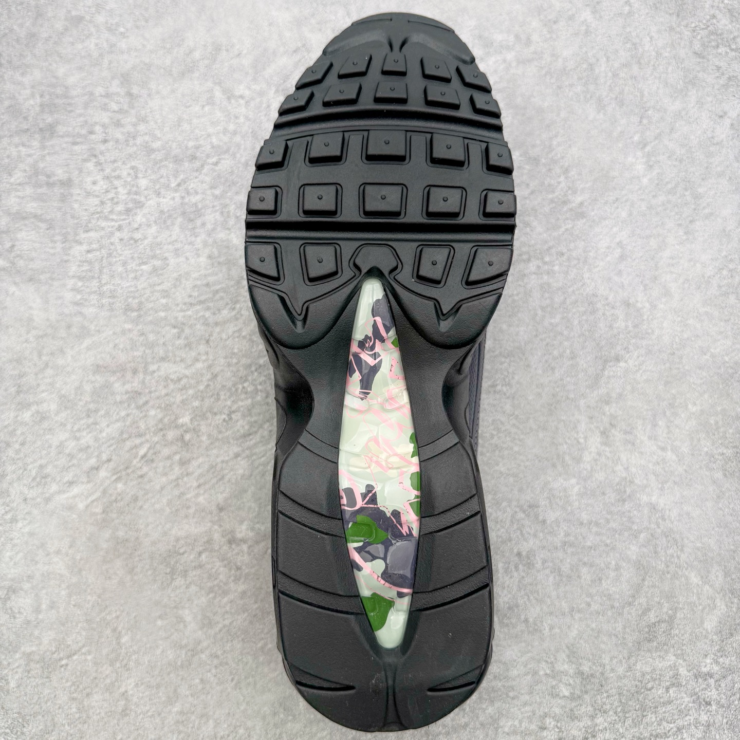 图片[9]-＃KZ神版 Corteiz x NK Air Max 95 联名复古舒适气垫运动鞋 黑红 FB2709-001 亲自操刀耗时半年开发 重金购买全套印尼原厂纸板楦头开发 2025官方主推系列 致敬诞生30周年的传奇鞋型 Air Max 95 系列再度重磅复刻归来 以全新配色续写光辉历史 更以现代手法重塑经典 将复古风格与前沿科技完美融合 一比一鞋头弧度高度鞋身弧度 东莞原厂模具大底 一码一模 原厂高韧性Tpu 独家供应45.5 48.5 原厂特供同批次皮料与Zp零色差 原厂特供内外标均可过绿X扫描认证 独家原装Big Bubble气垫 气垫体积更大 提供更强的缓震性能和回弹性 进口玻璃冲刀皮料裁剪零毛边 电脑针车工艺 鞋面不留荧光细节 平台可冲 超高鞋面清洁度 最高QC检验标准 控制溢胶瑕疵 每一双都是工艺品 实拍调校N版已经零色差零失真 百分百还原实物色彩所见即所得 不存在货不对板色差等低级问题 选购参考实物拍摄 不混卖不参货 只用心做好货严格选品 承诺混一赔十 尺码：40 40.5 41 42 42.5 43 44 44.5 45 45.5 46 47.5 48.5-选品中心