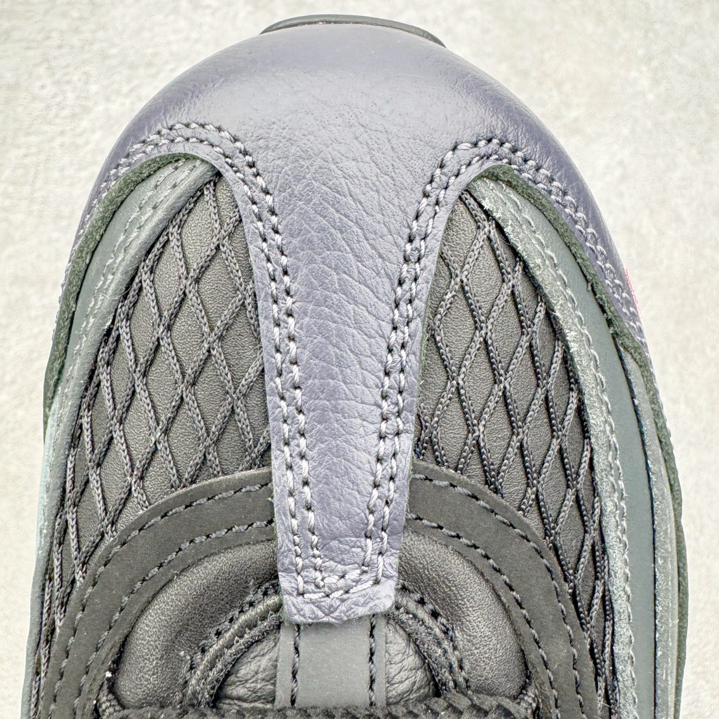 图片[16]-＃KZ神版 Corteiz x NK Air Max 95 联名复古舒适气垫运动鞋 黑红 FB2709-001 亲自操刀耗时半年开发 重金购买全套印尼原厂纸板楦头开发 2025官方主推系列 致敬诞生30周年的传奇鞋型 Air Max 95 系列再度重磅复刻归来 以全新配色续写光辉历史 更以现代手法重塑经典 将复古风格与前沿科技完美融合 一比一鞋头弧度高度鞋身弧度 东莞原厂模具大底 一码一模 原厂高韧性Tpu 独家供应45.5 48.5 原厂特供同批次皮料与Zp零色差 原厂特供内外标均可过绿X扫描认证 独家原装Big Bubble气垫 气垫体积更大 提供更强的缓震性能和回弹性 进口玻璃冲刀皮料裁剪零毛边 电脑针车工艺 鞋面不留荧光细节 平台可冲 超高鞋面清洁度 最高QC检验标准 控制溢胶瑕疵 每一双都是工艺品 实拍调校N版已经零色差零失真 百分百还原实物色彩所见即所得 不存在货不对板色差等低级问题 选购参考实物拍摄 不混卖不参货 只用心做好货严格选品 承诺混一赔十 尺码：40 40.5 41 42 42.5 43 44 44.5 45 45.5 46 47.5 48.5-选品中心