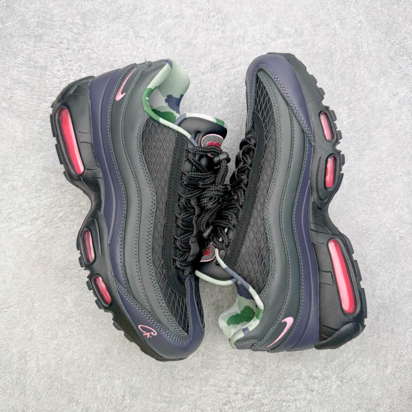 图片[3]-＃KZ神版 Corteiz x NK Air Max 95 联名复古舒适气垫运动鞋 黑红 FB2709-001 亲自操刀耗时半年开发 重金购买全套印尼原厂纸板楦头开发 2025官方主推系列 致敬诞生30周年的传奇鞋型 Air Max 95 系列再度重磅复刻归来 以全新配色续写光辉历史 更以现代手法重塑经典 将复古风格与前沿科技完美融合 一比一鞋头弧度高度鞋身弧度 东莞原厂模具大底 一码一模 原厂高韧性Tpu 独家供应45.5 48.5 原厂特供同批次皮料与Zp零色差 原厂特供内外标均可过绿X扫描认证 独家原装Big Bubble气垫 气垫体积更大 提供更强的缓震性能和回弹性 进口玻璃冲刀皮料裁剪零毛边 电脑针车工艺 鞋面不留荧光细节 平台可冲 超高鞋面清洁度 最高QC检验标准 控制溢胶瑕疵 每一双都是工艺品 实拍调校N版已经零色差零失真 百分百还原实物色彩所见即所得 不存在货不对板色差等低级问题 选购参考实物拍摄 不混卖不参货 只用心做好货严格选品 承诺混一赔十 尺码：40 40.5 41 42 42.5 43 44 44.5 45 45.5 46 47.5 48.5-选品中心