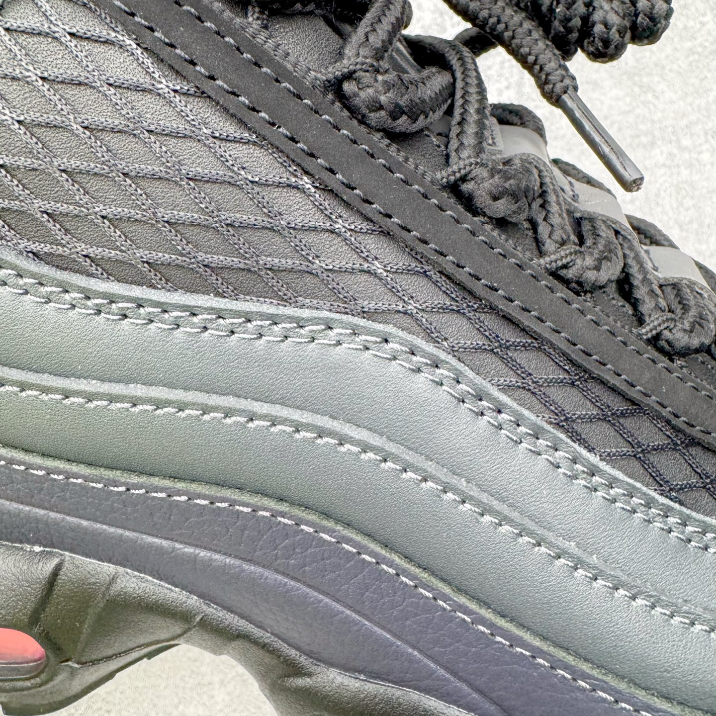 图片[20]-＃KZ神版 Corteiz x NK Air Max 95 联名复古舒适气垫运动鞋 黑红 FB2709-001 亲自操刀耗时半年开发 重金购买全套印尼原厂纸板楦头开发 2025官方主推系列 致敬诞生30周年的传奇鞋型 Air Max 95 系列再度重磅复刻归来 以全新配色续写光辉历史 更以现代手法重塑经典 将复古风格与前沿科技完美融合 一比一鞋头弧度高度鞋身弧度 东莞原厂模具大底 一码一模 原厂高韧性Tpu 独家供应45.5 48.5 原厂特供同批次皮料与Zp零色差 原厂特供内外标均可过绿X扫描认证 独家原装Big Bubble气垫 气垫体积更大 提供更强的缓震性能和回弹性 进口玻璃冲刀皮料裁剪零毛边 电脑针车工艺 鞋面不留荧光细节 平台可冲 超高鞋面清洁度 最高QC检验标准 控制溢胶瑕疵 每一双都是工艺品 实拍调校N版已经零色差零失真 百分百还原实物色彩所见即所得 不存在货不对板色差等低级问题 选购参考实物拍摄 不混卖不参货 只用心做好货严格选品 承诺混一赔十 尺码：40 40.5 41 42 42.5 43 44 44.5 45 45.5 46 47.5 48.5-选品中心