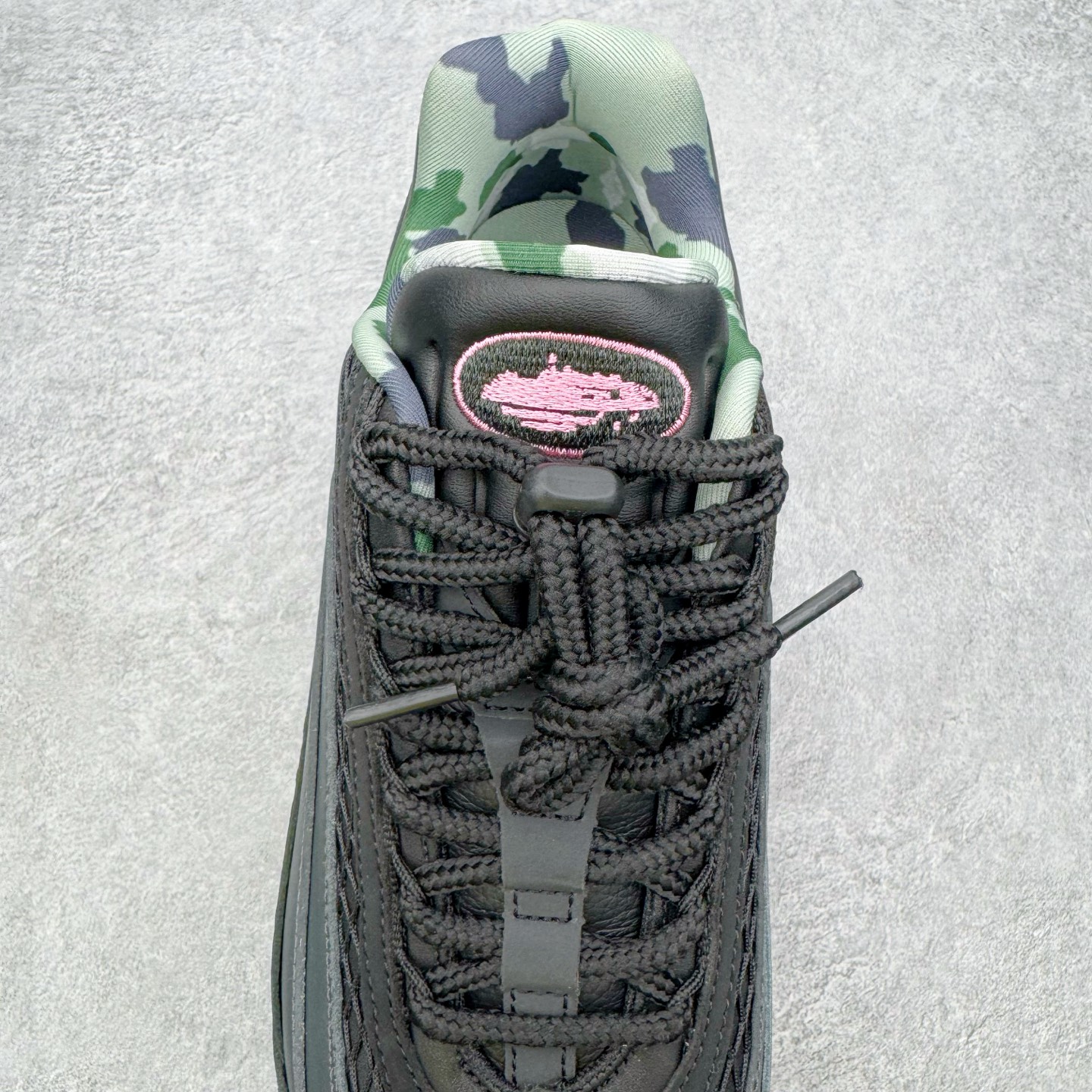图片[5]-＃KZ神版 Corteiz x NK Air Max 95 联名复古舒适气垫运动鞋 黑红 FB2709-001 亲自操刀耗时半年开发 重金购买全套印尼原厂纸板楦头开发 2025官方主推系列 致敬诞生30周年的传奇鞋型 Air Max 95 系列再度重磅复刻归来 以全新配色续写光辉历史 更以现代手法重塑经典 将复古风格与前沿科技完美融合 一比一鞋头弧度高度鞋身弧度 东莞原厂模具大底 一码一模 原厂高韧性Tpu 独家供应45.5 48.5 原厂特供同批次皮料与Zp零色差 原厂特供内外标均可过绿X扫描认证 独家原装Big Bubble气垫 气垫体积更大 提供更强的缓震性能和回弹性 进口玻璃冲刀皮料裁剪零毛边 电脑针车工艺 鞋面不留荧光细节 平台可冲 超高鞋面清洁度 最高QC检验标准 控制溢胶瑕疵 每一双都是工艺品 实拍调校N版已经零色差零失真 百分百还原实物色彩所见即所得 不存在货不对板色差等低级问题 选购参考实物拍摄 不混卖不参货 只用心做好货严格选品 承诺混一赔十 尺码：40 40.5 41 42 42.5 43 44 44.5 45 45.5 46 47.5 48.5-选品中心