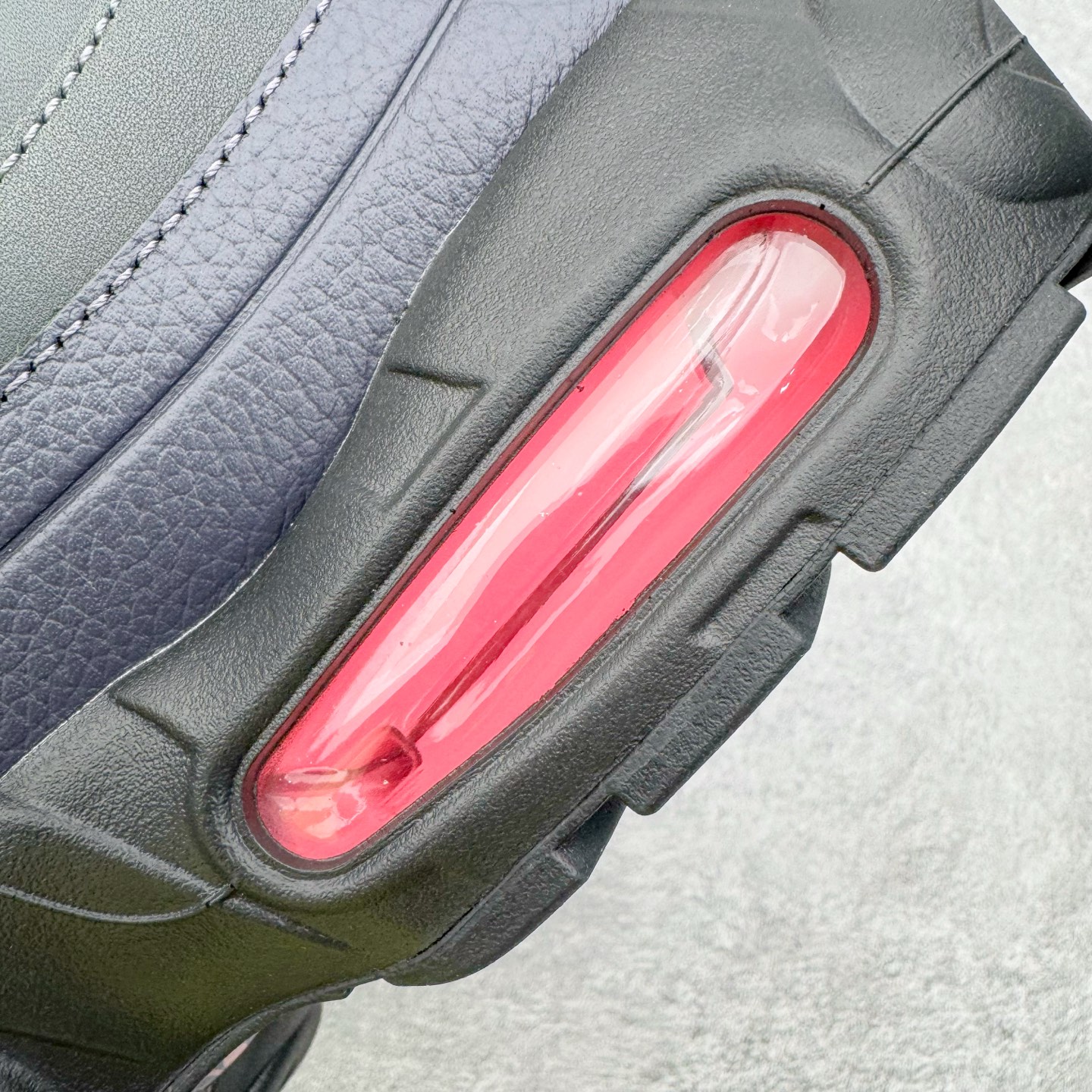 图片[13]-＃KZ神版 Corteiz x NK Air Max 95 联名复古舒适气垫运动鞋 黑红 FB2709-001 亲自操刀耗时半年开发 重金购买全套印尼原厂纸板楦头开发 2025官方主推系列 致敬诞生30周年的传奇鞋型 Air Max 95 系列再度重磅复刻归来 以全新配色续写光辉历史 更以现代手法重塑经典 将复古风格与前沿科技完美融合 一比一鞋头弧度高度鞋身弧度 东莞原厂模具大底 一码一模 原厂高韧性Tpu 独家供应45.5 48.5 原厂特供同批次皮料与Zp零色差 原厂特供内外标均可过绿X扫描认证 独家原装Big Bubble气垫 气垫体积更大 提供更强的缓震性能和回弹性 进口玻璃冲刀皮料裁剪零毛边 电脑针车工艺 鞋面不留荧光细节 平台可冲 超高鞋面清洁度 最高QC检验标准 控制溢胶瑕疵 每一双都是工艺品 实拍调校N版已经零色差零失真 百分百还原实物色彩所见即所得 不存在货不对板色差等低级问题 选购参考实物拍摄 不混卖不参货 只用心做好货严格选品 承诺混一赔十 尺码：40 40.5 41 42 42.5 43 44 44.5 45 45.5 46 47.5 48.5-选品中心